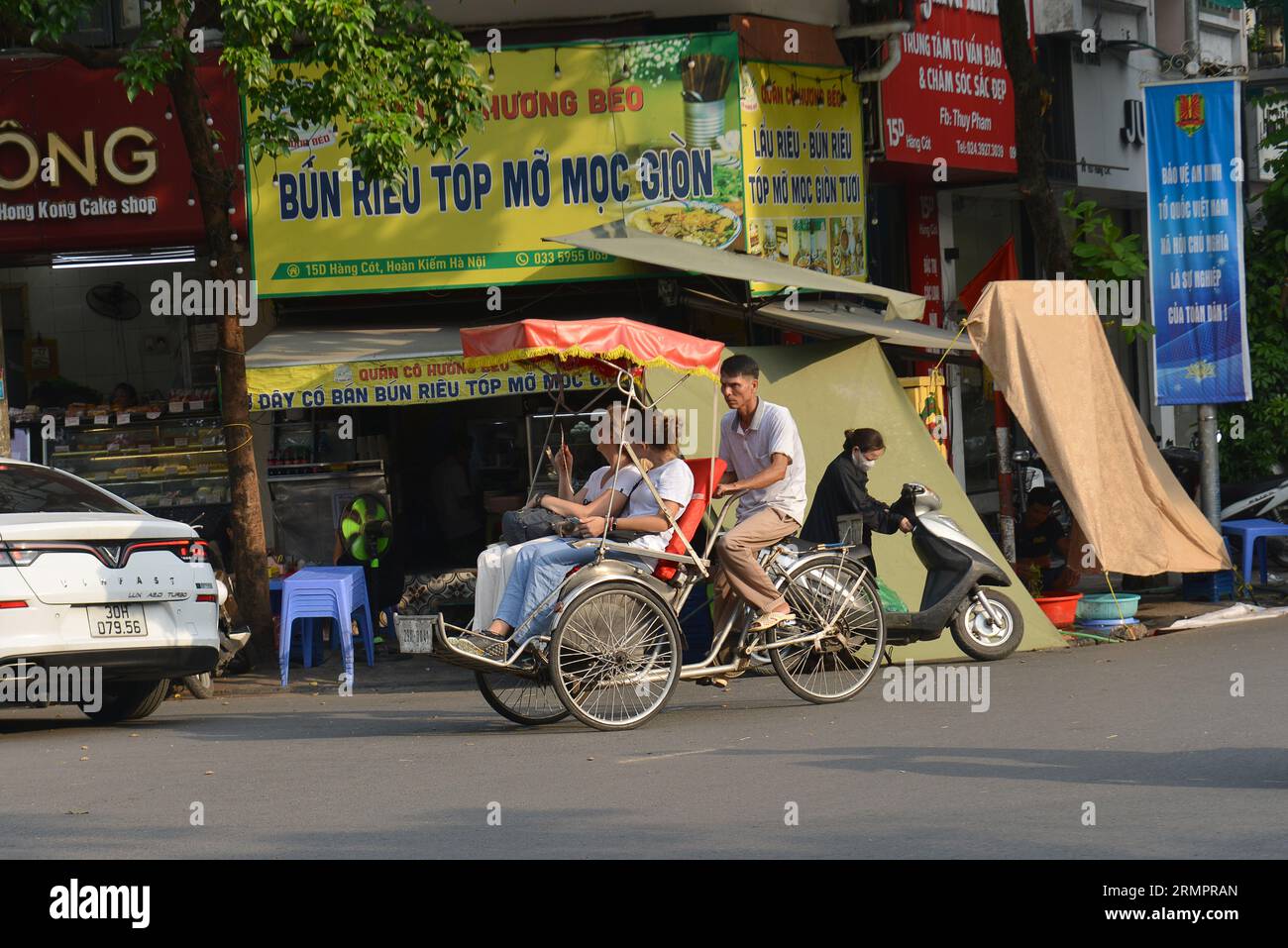 I turisti scelgono di viaggiare in bicicletta per visitare il centro storico di Hanoi. 越南旅游, वियतनाम पर्यटन, 베트남 관광, ベトナム観光, ឌូលីច វៀតណាម, Foto Stock