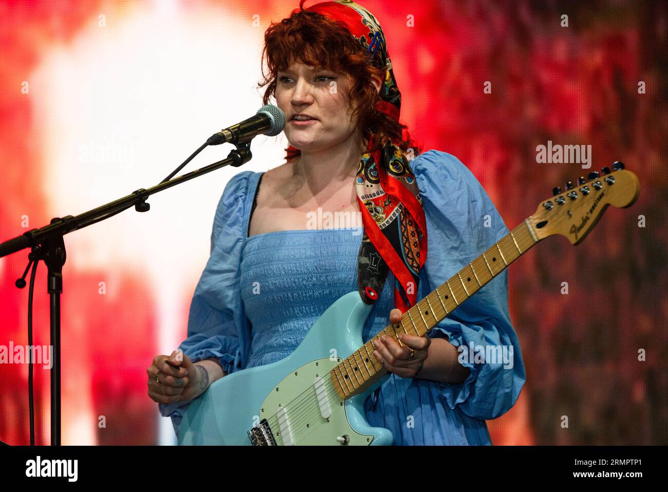Jenny Green suona con la leggenda musicale Gina Birch al Green Man Festival in Galles, Regno Unito, agosto 2023. Foto: Rob Watkins Foto Stock
