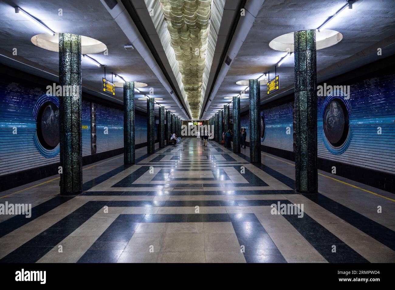 Tashkent, Uzbekistan-11 agosto 2023: All'interno della stazione della metropolitana Cosmonauts a Tashkent Foto Stock