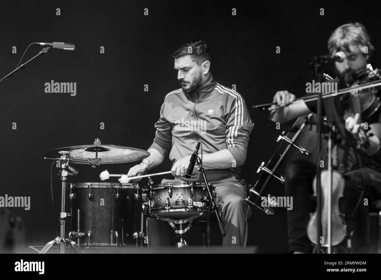 John Dermody si unisce alla band irlandese LANKUM alla batteria ospite sul Mountain Stage al Green Man Festival in Galles, Regno Unito, agosto 2023. Foto: Rob Watkins Foto Stock