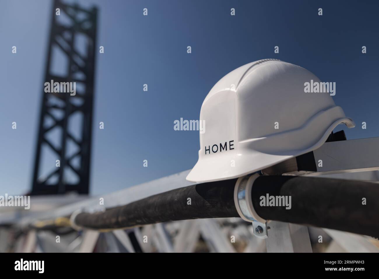 elmetto di sicurezza per edilizia presso il cantiere. concetto di protezione sul lavoro Foto Stock
