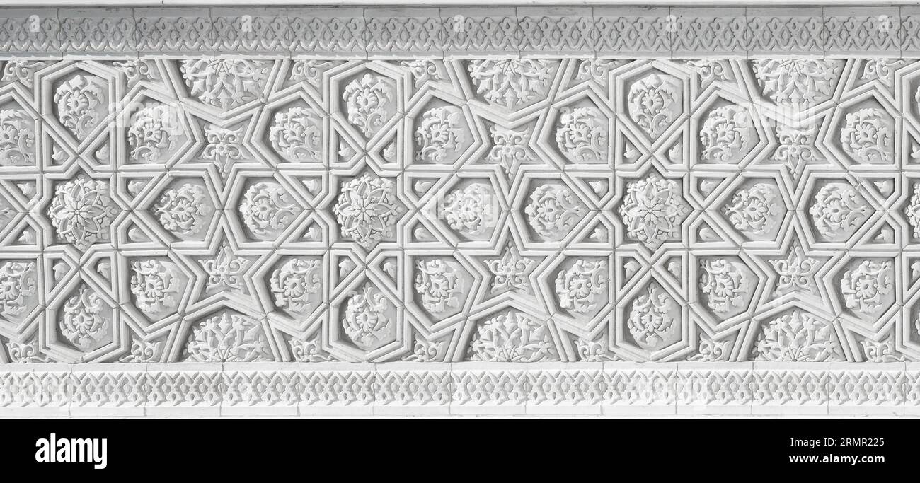 Ornamento islamico tradizionale geometrico. Frammento di mosaico scolpito su marmo bianco. Sfondo astratto. Foto Stock