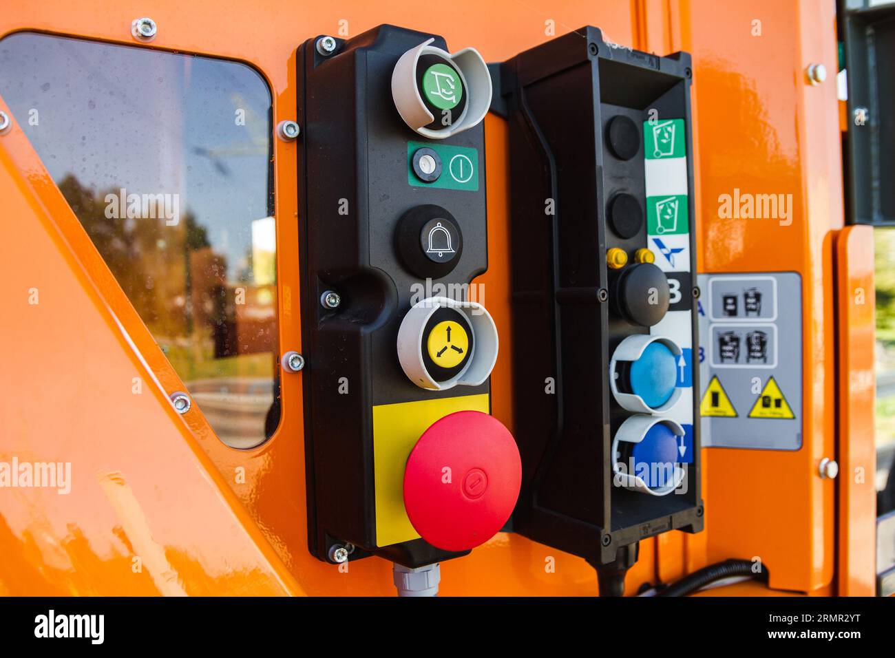 Cruscotto veicolo per raccolta rifiuti o tabella dei comandi. Pulsanti di controllo del funzionamento. Foto Stock