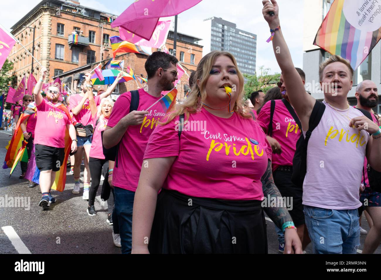 Sfilata del Manchester Pride 2023. Orgoglio del servizio civile. Tema Queerly Beloved. REGNO UNITO Foto Stock