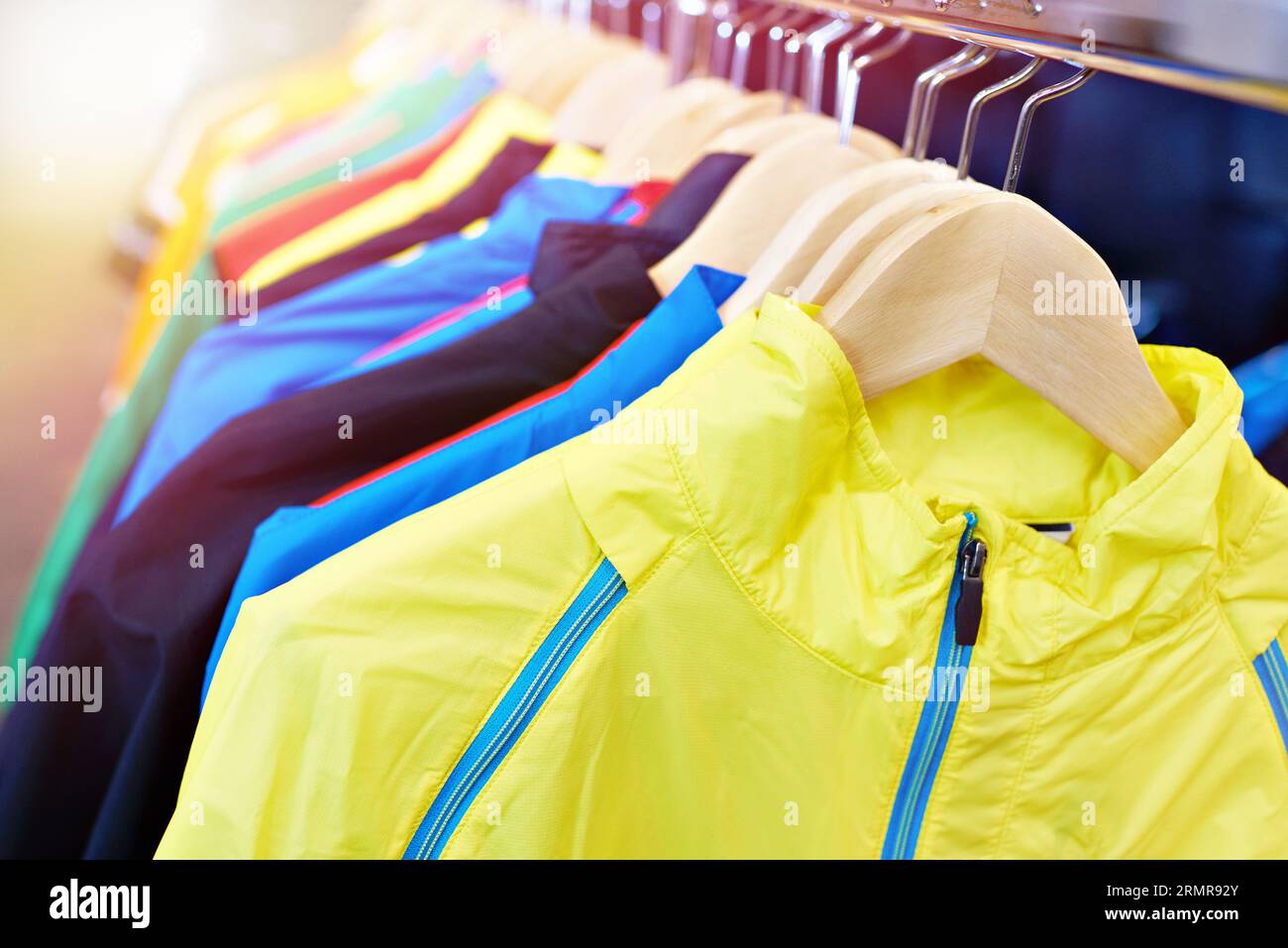 Abbigliamento sportivo con appendiabiti in negozio Foto Stock