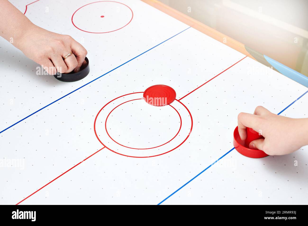 Giocare a hockey da tavolo in casa Foto Stock