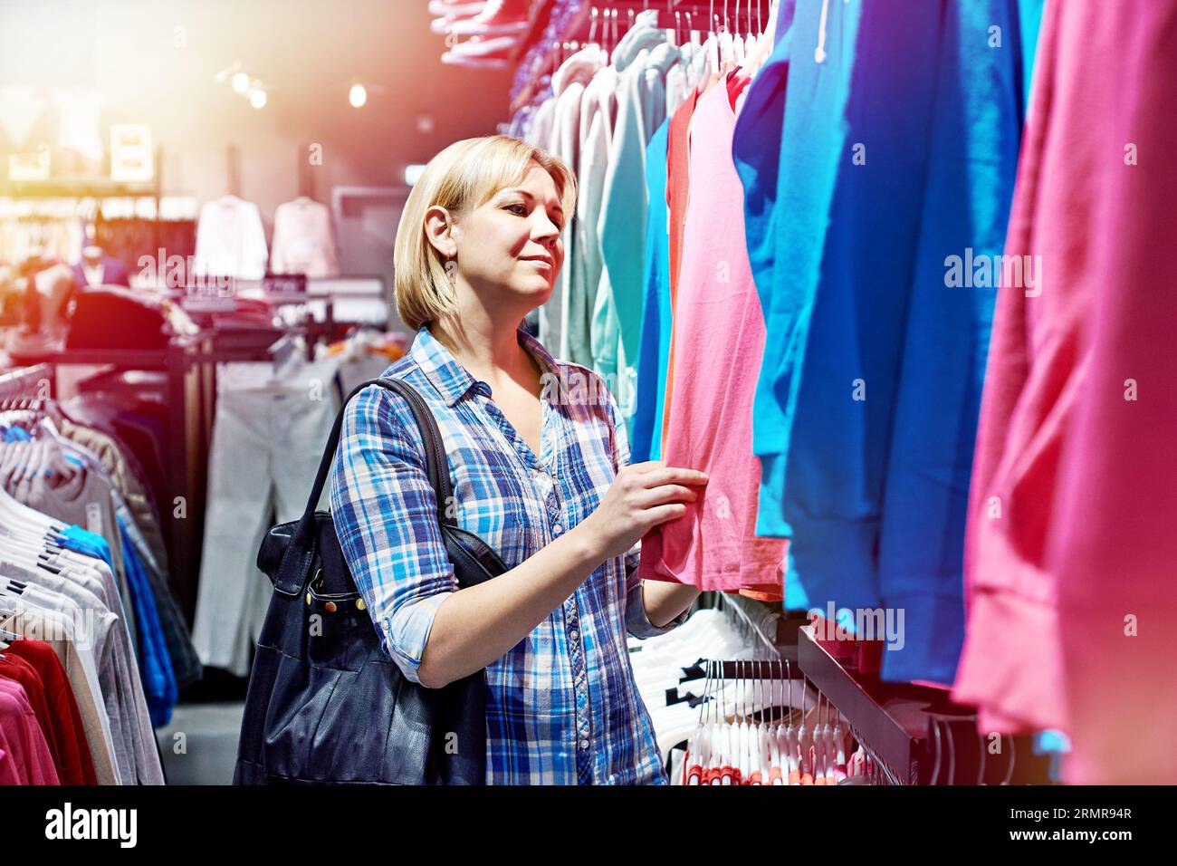 Abbigliamento donna che fa shopping nel negozio di abbigliamento Foto Stock