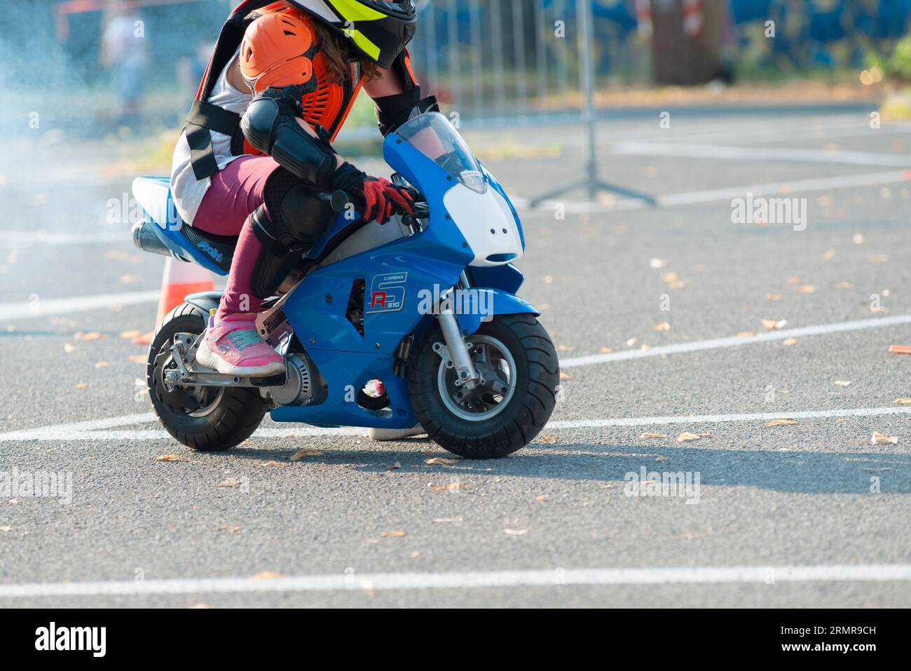 Ragazza che cavalca una Mini Moto Foto Stock