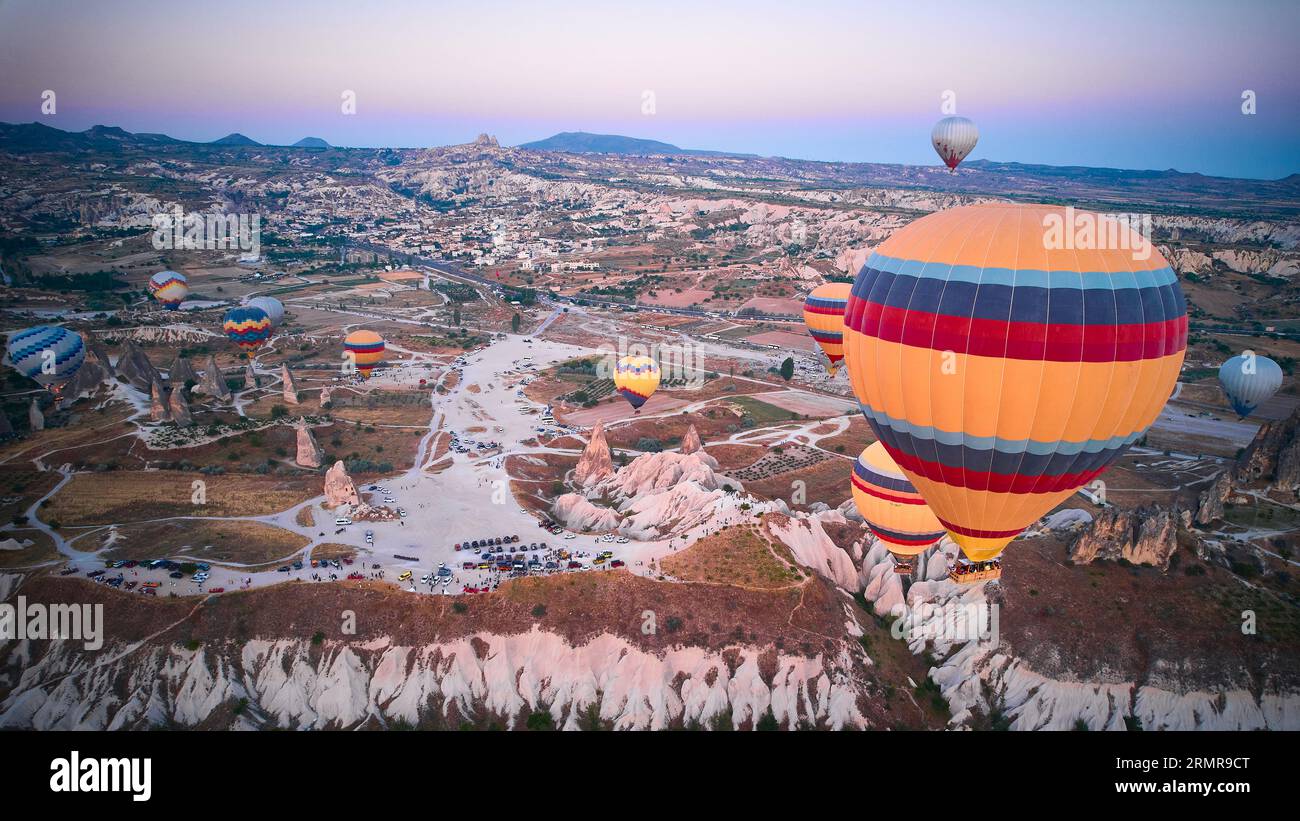 Mongolfiere colorate. Alba in Cappadocia. Balloni colorati e luminosi che volano durante l'alba nella valle. Goreme, Nevsehir, Cappadocia Foto Stock