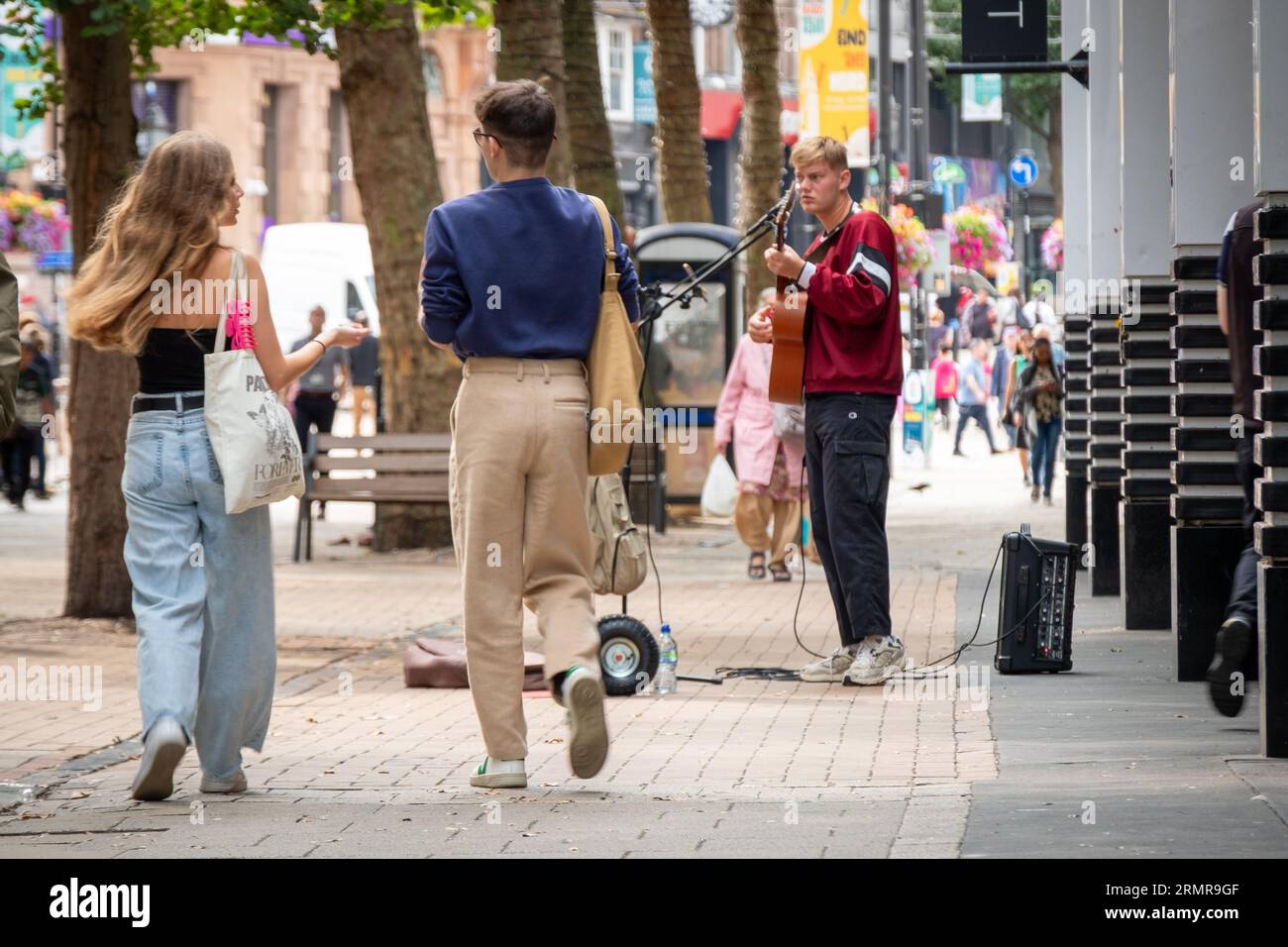 CROYDON, LONDRA- 29 AGOSTO 2023 Street performer nella scena dello shopping Street nel centro di Croydon Foto Stock