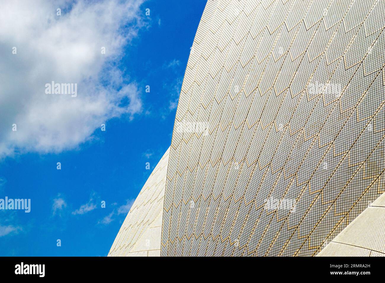 Primo piano del vasto numero di piastrelle lucide che ricoprono la Sydney Opera House, mostrando l'intricato dettaglio delle piastrelle Foto Stock