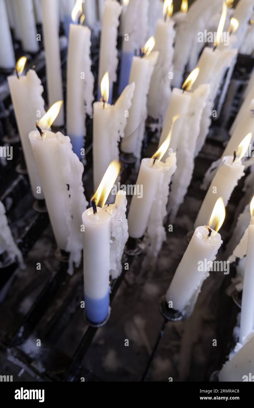 Dettaglio delle candele cerimoniali in un santuario cristiano, fede e fede Foto Stock