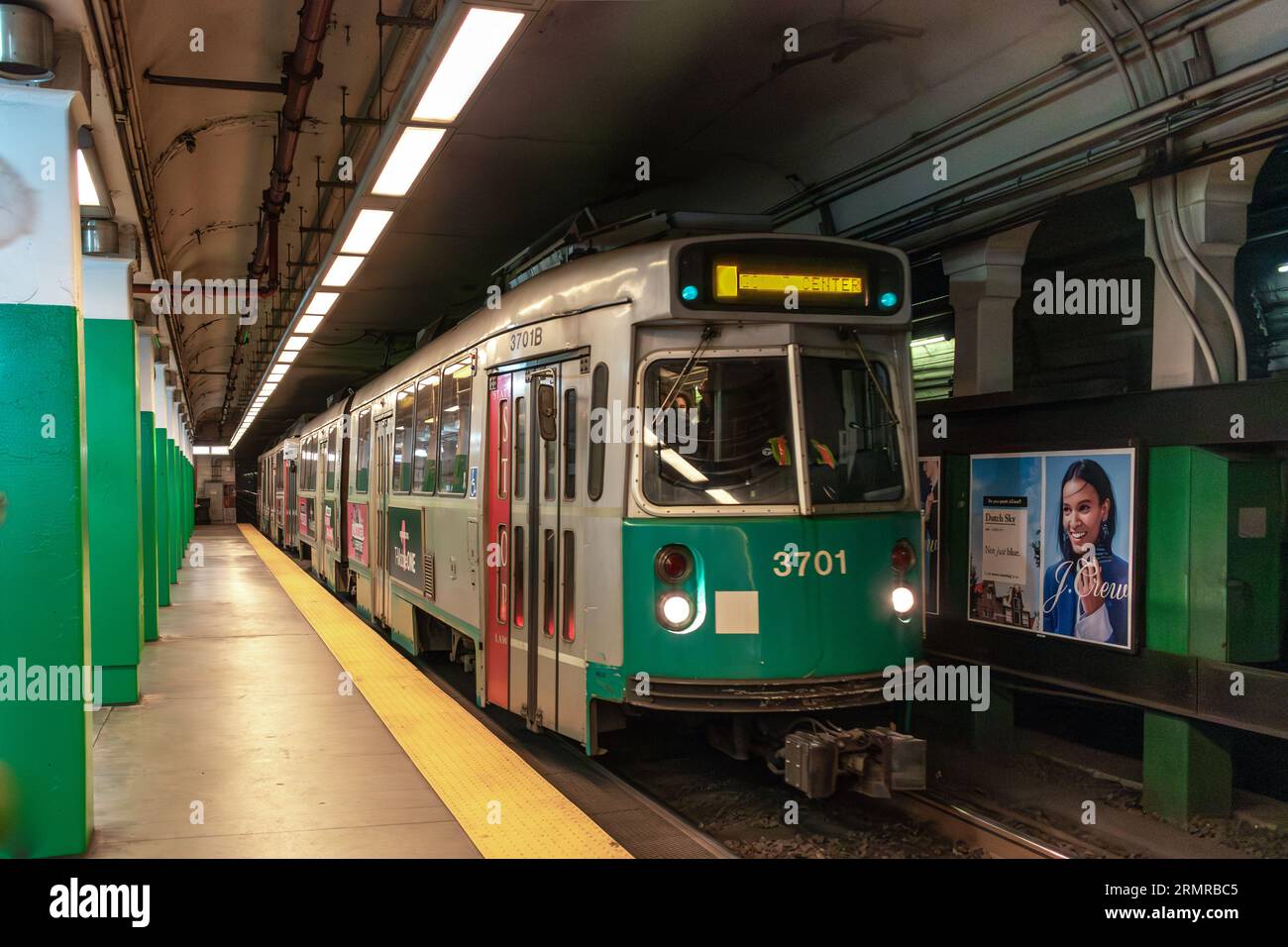 Un tram della metropolitana MBTA 'T Line' di Boston n. 3701 sulla linea verde arriva in una stazione tranquilla Foto Stock
