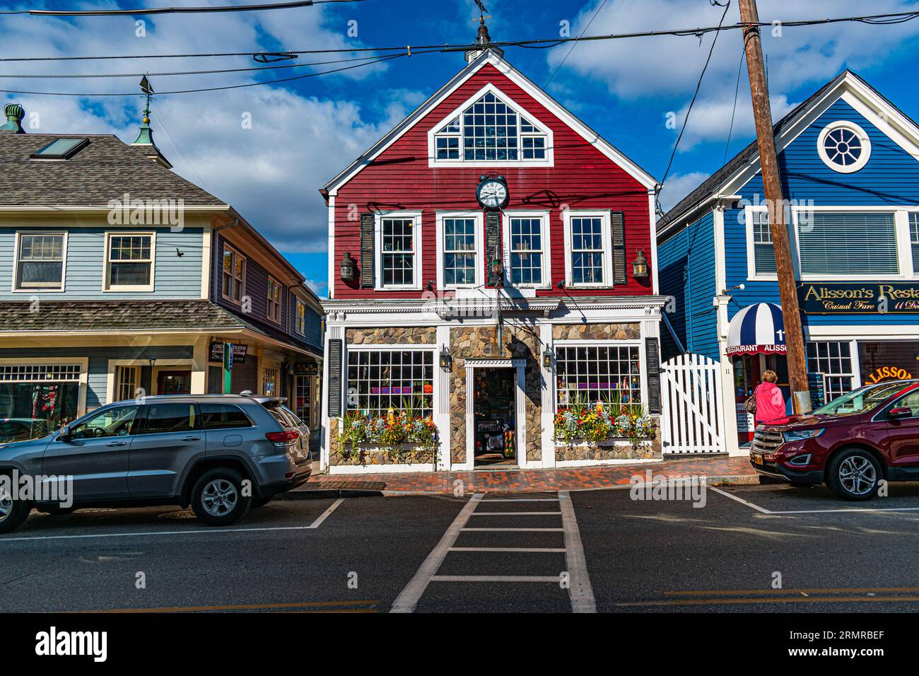 Kennebunkport, ME, USA - fronte di un negozio tradizionale americano con facciata in legno e pietra, in Dock Square, a Kennebunkport, Maine, in una soleggiata giornata autunnale. Foto Stock