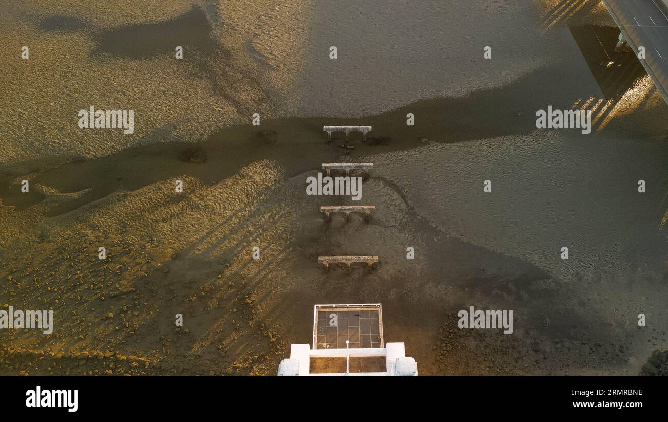 Abbracciare il nuovo giorno su questo tranquillo ponte all'alba Foto Stock