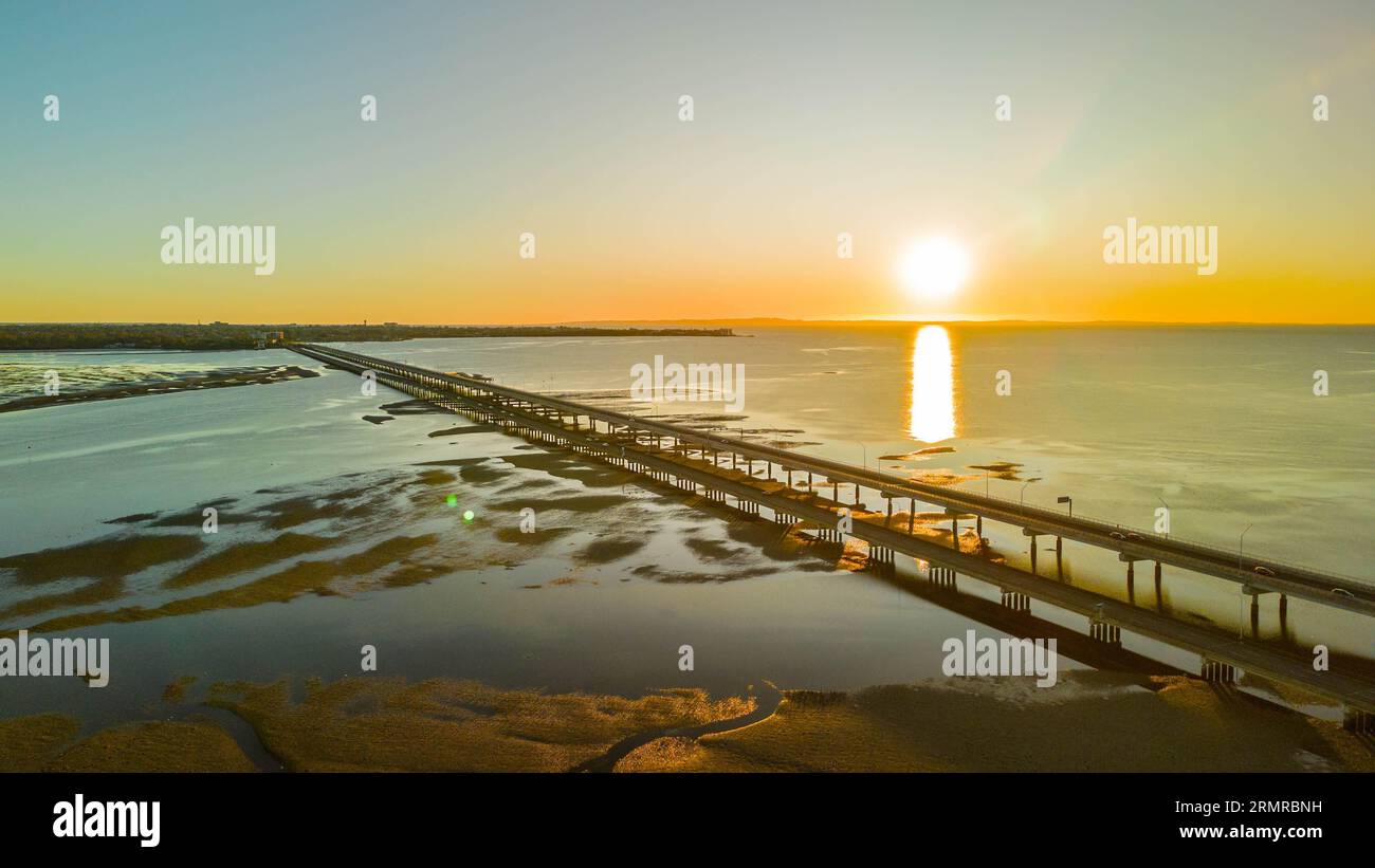 Abbracciare il nuovo giorno su questo tranquillo ponte all'alba Foto Stock