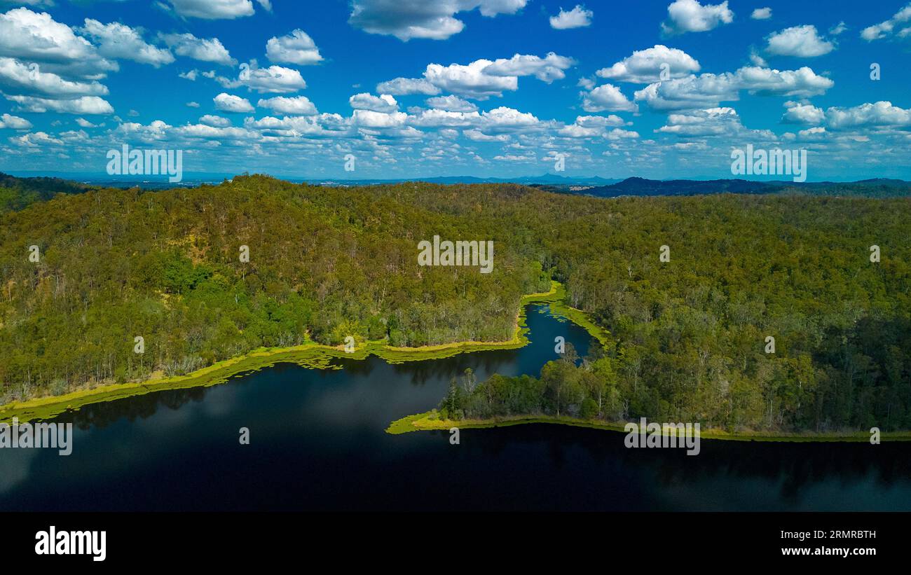 Abbracciare il nuovo giorno su questo tranquillo ponte all'alba Foto Stock