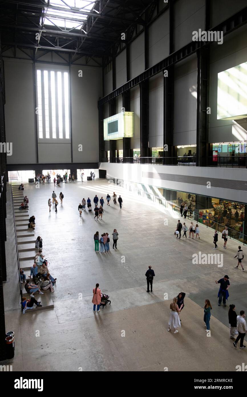 Vista verticale delle persone all'interno della turbine Hall Tate Modern Art Gallery Londra Inghilterra Regno Unito 2023 Gran Bretagna KATHY DEWITT Foto Stock