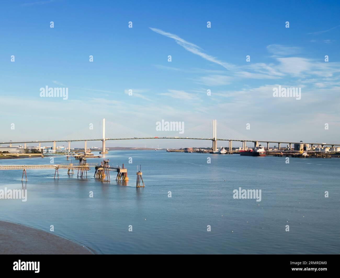 Vista aerea del villaggio di Greenhithe sulle rive del fiume tamigi nel Kent guardando verso l'attraversamento di Dartford Foto Stock