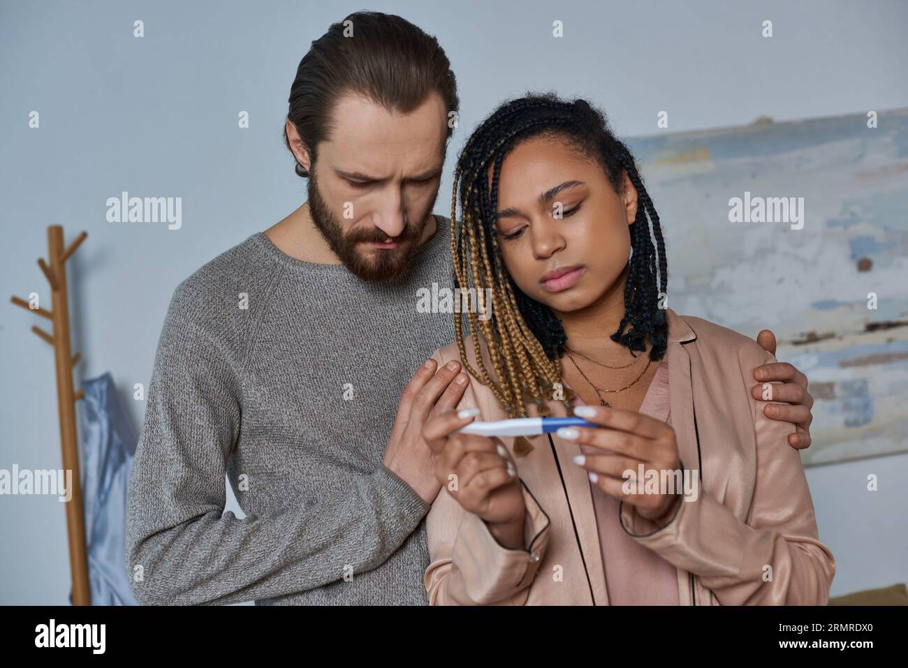 concetto di aborto, donna e uomo afro-americani che guardano al test di gravidanza, prendono decisioni, stress Foto Stock