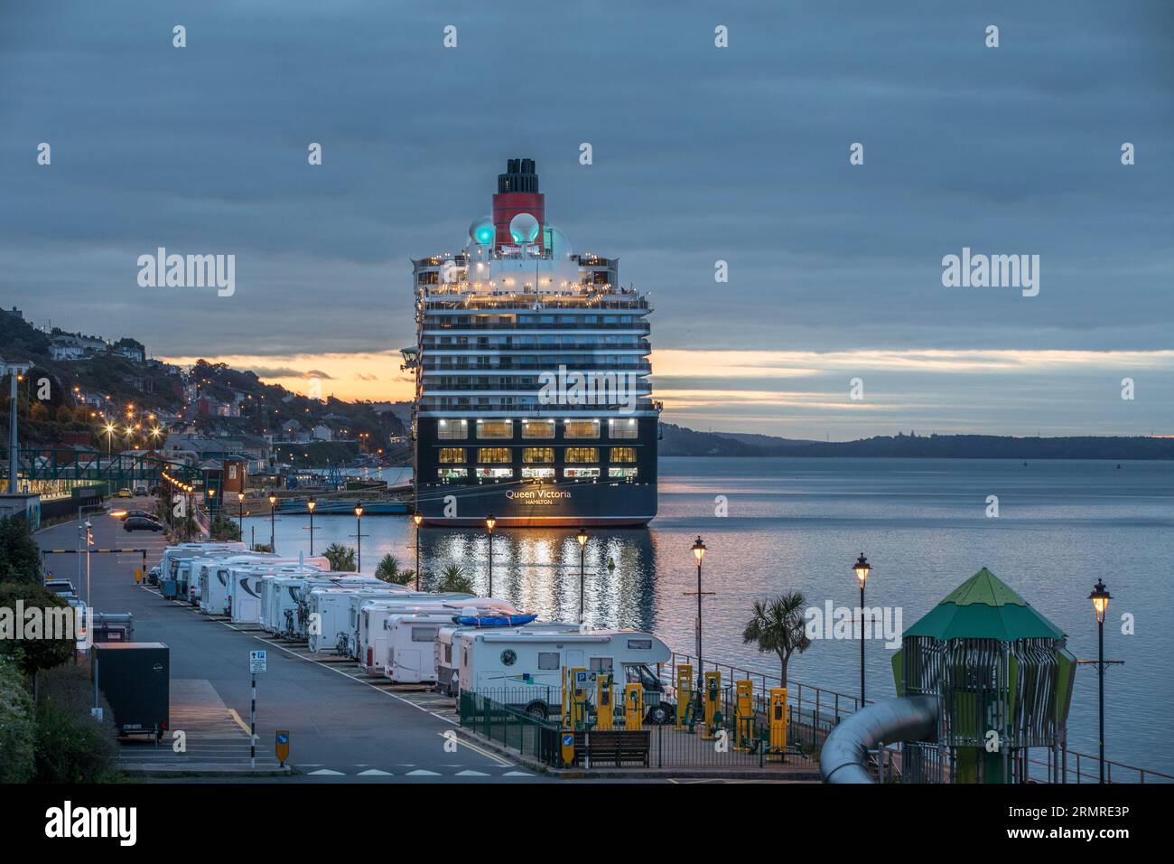 Cobh, Cork, Irlanda. 30 agosto 2023. La nave da crociera Cunard Queen Victoria ha ormeggiato per una notte vicino al parcheggio per camper sul lungomare di Cobh, Co. Cork, Irlanda. - Credito; David Creedon / Alamy Live News Foto Stock
