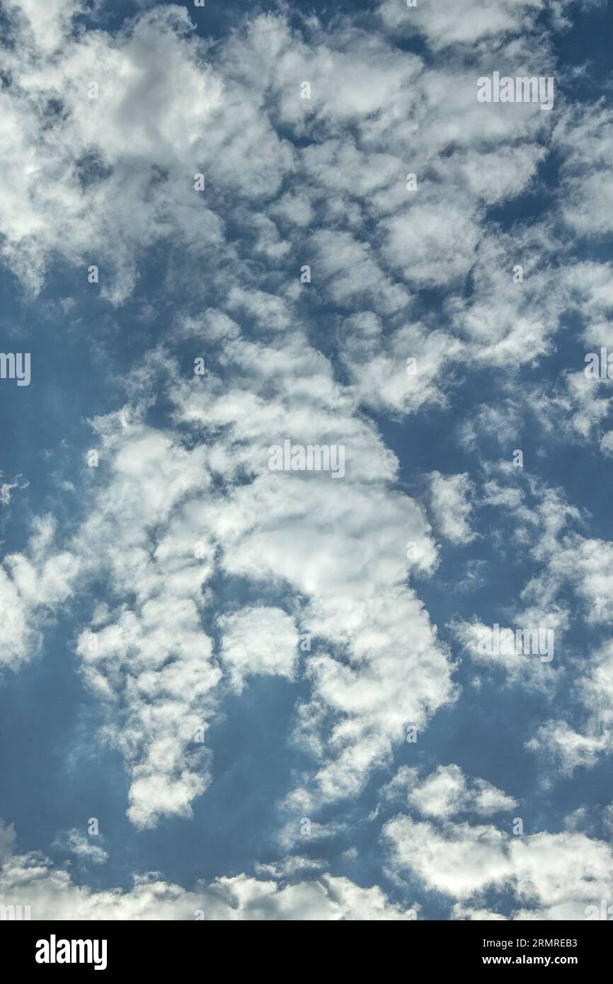 Nuvole su un cielo blu - immagine di sfondo Foto Stock