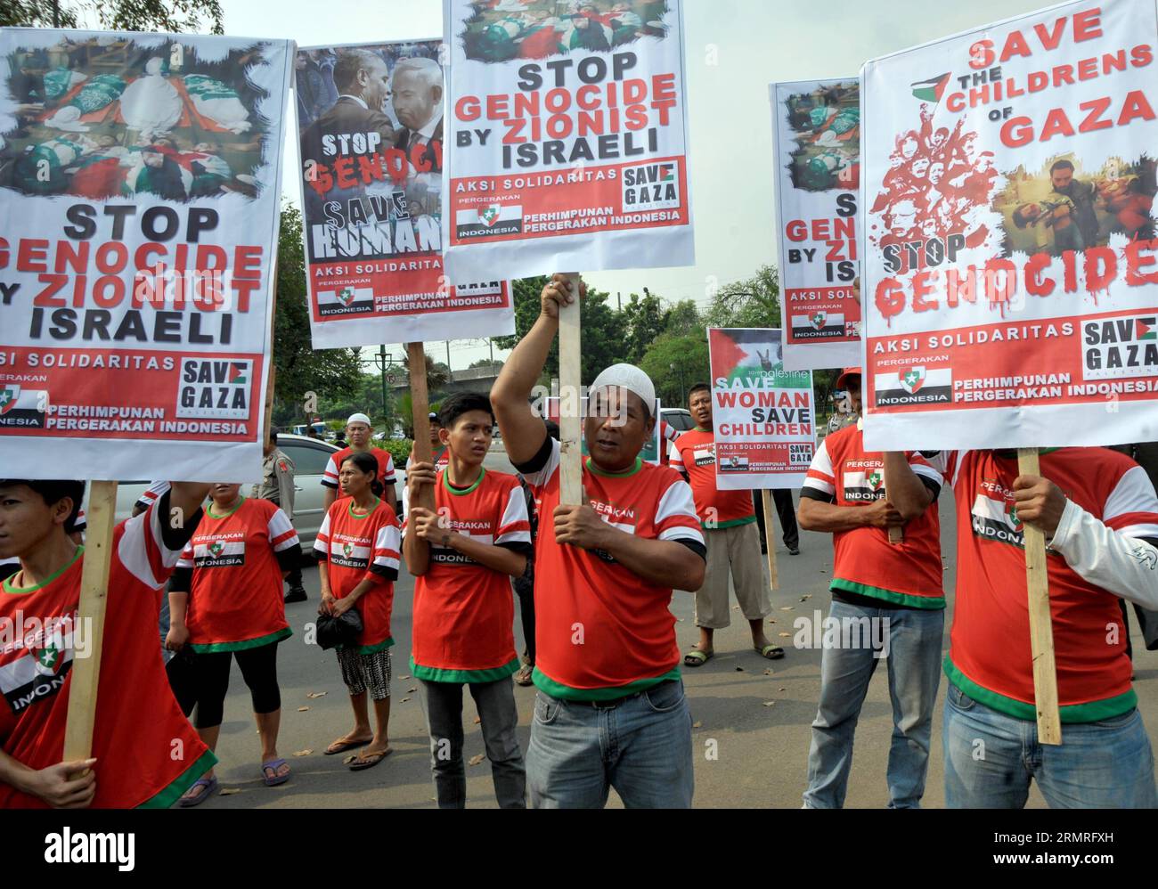 (140718) -- GIACARTA, 18 luglio 2014 (Xinhua) -- i manifestanti indonesiani tengono cartelli durante una manifestazione per chiedere la fine degli scioperi israeliani a Gaza di fronte all'ambasciata degli Stati Uniti a Giacarta, Indonesia, 18 luglio 2014. Il governo indonesiano ha già condannato l'offensiva militare israeliana a Gaza e ha promesso aiuti di 1 milione di dollari alla Palestina. (Xinhua/Agung Kuncahya B.) INDONESIA-GIACARTA-ISRAELE-PROTESTA PUBLICATIONxNOTxINxCHN Giacarta 18 luglio 2014 i manifestanti indonesiani di XINHUA tengono cartelli durante un raduno per chiedere la fine degli scioperi israeliani a Gaza di fronte all'ambasciata degli Stati Uniti a Giacarta indonesiano Foto Stock