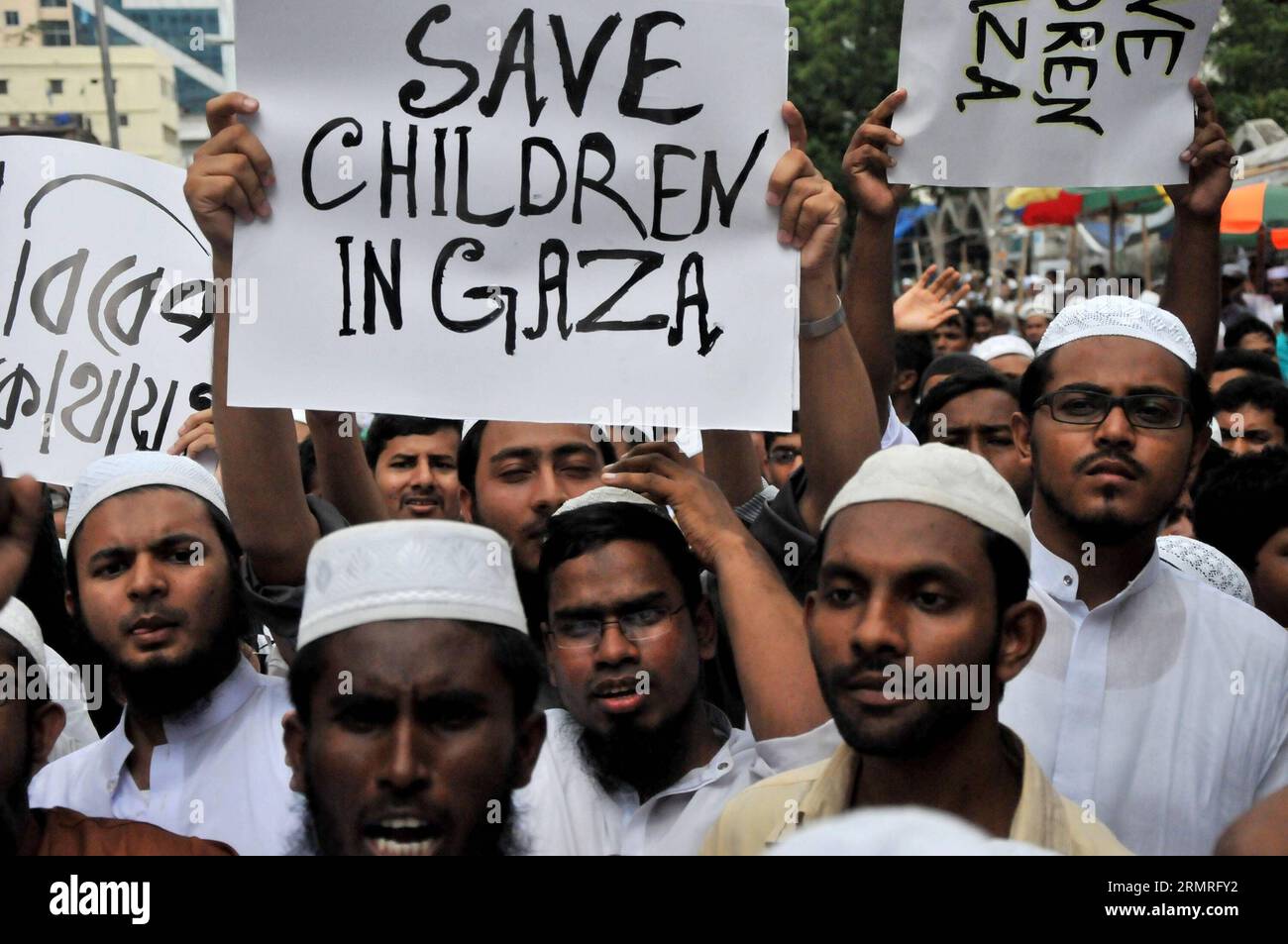 (140718) -- DACCA, 18 luglio 2014 (Xinhua) -- i musulmani bengalesi gridano slogan durante una manifestazione di protesta contro le incursioni aeree israeliane in corso sulla Striscia di Gaza che ha causato oltre 260 morti e più di 1.700 feriti, a Dacca, Bangladesh, 18 luglio 2014. Migliaia di persone hanno partecipato alla protesta di fronte alla Moschea Nazionale di Dacca contro gli attacchi aerei israeliani nella striscia di Gaza venerdì. (Xinhua/Shariful Islam) BANGLADESH-DACCA-ISRAELE-PROTESTA PUBLICATIONxNOTxINxCHN Dhaka 18 luglio 2014 XINHUA Bangladesh musulmani Shout slogan durante un raduno di protesta contro le incursioni aeree israeliane in corso a Gaza Foto Stock