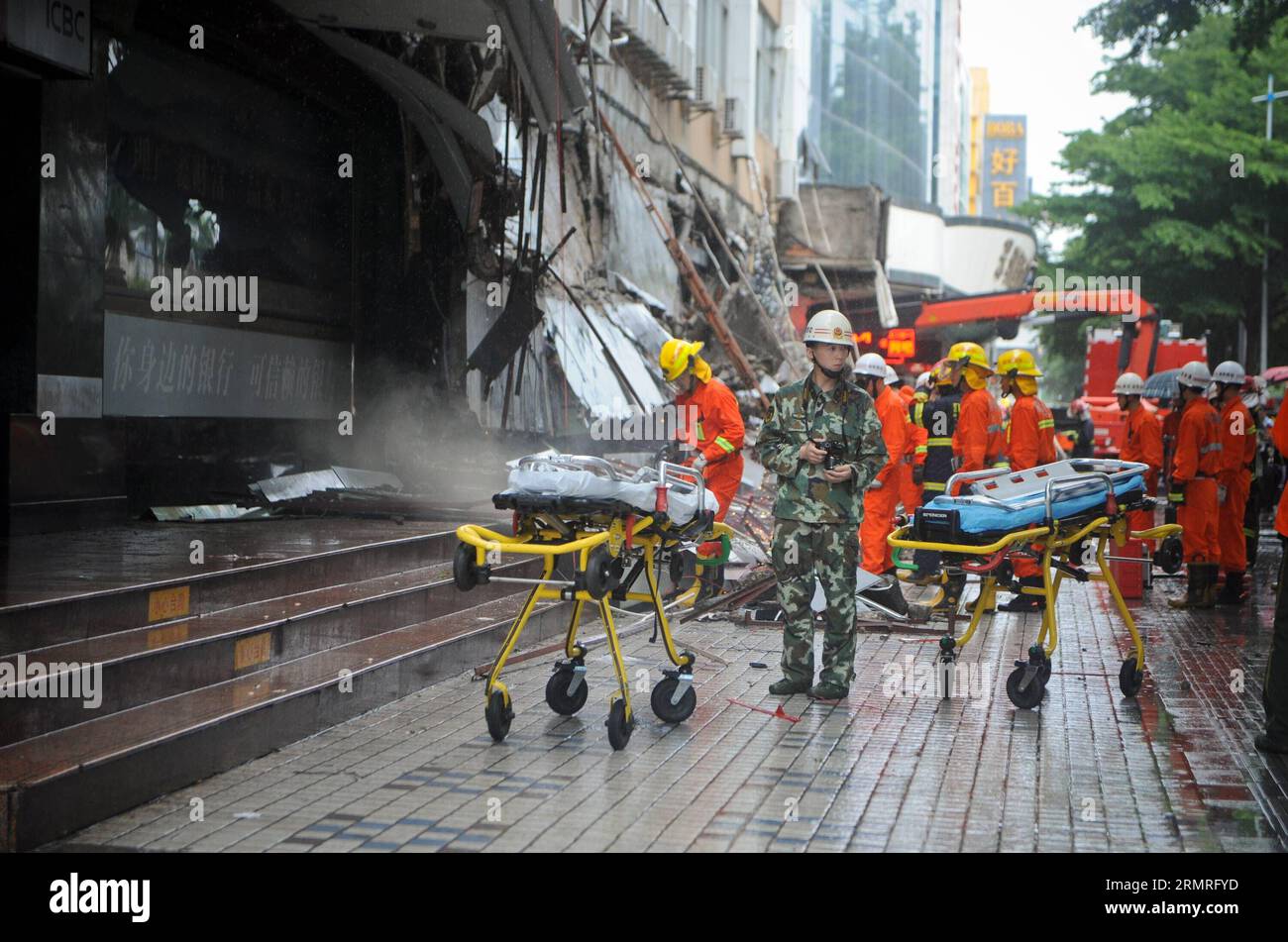 (140718) - SHENZHEN, 18 luglio 2014 (Xinhua) -- i soccorritori lavorano nel sito in cui uno sbalzo sopra il primo piano di un edificio è crollato a Shenzhen, nella provincia del Guangdong della Cina meridionale, 18 luglio 2014. Tre persone sono rimaste uccise e altre 11 sono rimaste ferite nell'incidente, avvenuto intorno a mezzogiorno di venerdì al primo piano di un edificio nel distretto di Luohu. I feriti sono stati mandati in un ospedale locale, tre dei quali con gravi ferite. E' in corso un'indagine sulla causa del crollo. (Xinhua/Mao Siqian) (hdt) CHINA-SHENZHEN-OVERHANG COLLAPSE (CN) PUBLICATIONxNOTxINxCHN Shenzhen Ju Foto Stock