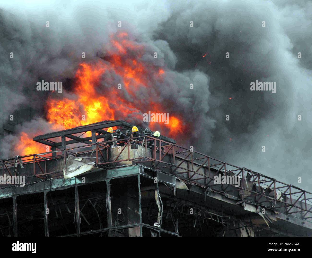 (140718) -- MUMBAI, 18 luglio 2014 (Xinhua) -- i vigili del fuoco cercano di trovare una via d'uscita al 21° piano dell'edificio del Lotus Business Park a Mumbai, India, 18 luglio 2014. Un vigile del fuoco è stato ucciso e più di 20 altri sono rimasti intrappolati mentre stavano combattendo l'incendio sulla terrazza di un edificio nel distretto Andheri di Mumbai, in India, ha riferito TIMESNOW. (Xinhua/Stringer)(zhf) INDIA-MUMBAI-FIRE PUBLICATIONxNOTxINxCHN Mumbai 18 luglio 2014 i vigili del fuoco XINHUA cercano di trovare una via d'uscita AL 21° piano del Lotus Business Park Building a Mumbai India 18 luglio 2014 un Vigili del fuoco What KILLED e altro ancora Foto Stock