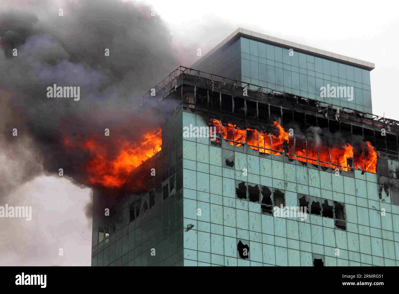 (140718) -- MUMBAI, 18 luglio 2014 (Xinhua) -- la foto scattata il 18 luglio 2014 mostra un incendio in fiamme al 21° piano dell'edificio del Lotus Business Park a Mumbai, India. Un vigile del fuoco è stato ucciso e più di 20 altri sono rimasti intrappolati mentre stavano combattendo l'incendio sulla terrazza di un edificio nel distretto Andheri di Mumbai, in India, ha riferito TIMESNOW. (Xinhua/Stringer)(zhf) INDIA-MUMBAI-FIRE PUBLICATIONxNOTxINxCHN Mumbai 18 luglio 2014 LA foto di XINHUA scattata IL 18 luglio 2014 mostra un incendio in fiamme AL 21° piano del Lotus Business Park Building a Mumbai India un pompiere cosa HA UCCISO e altro ancora Foto Stock
