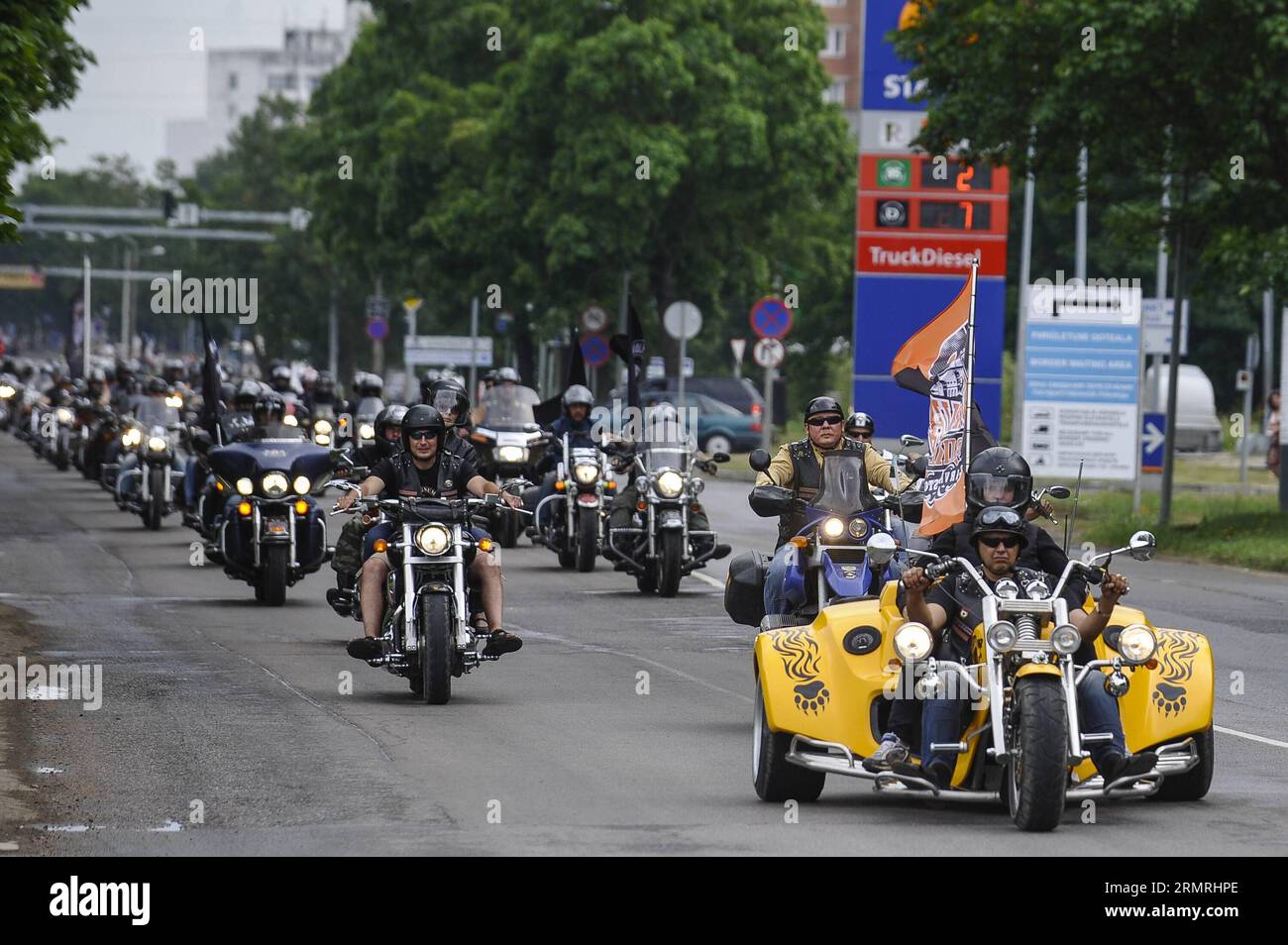 La gente partecipa al festival internazionale Narva Bike 2014 a Narva, Estonia, 20 luglio 2014. Migliaia di motociclisti provenienti da diversi paesi si sono riuniti a Narva, la terza città più grande dell'Estonia, per partecipare al festival internazionale Narva Bike 2014 che si è tenuto dal 18 al 20 luglio 2014. (Xinhua/Sergei Stepanov)(cy) ESTONIA-NARVA-BIKER-FESTIVAL PUBLICATIONxNOTxINxCHN celebrità partecipano al Festival internazionale Narva Bike 2014 a Narva Estonia 20 luglio 2014 migliaia di motociclisti provenienti da diversi paesi si sono riuniti a Narva terza città più grande dell'Estonia per partecipare all'International F. Foto Stock