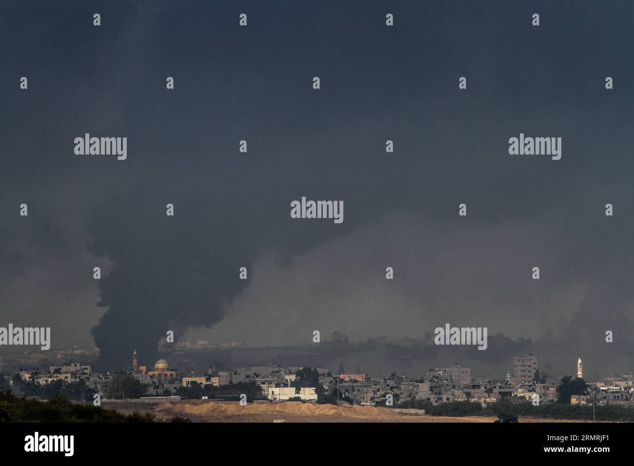 (140722) -- FRONTIERA DI GAZA, 22 luglio 2014 (Xinhua) -- il fumo sorge nella Striscia di Gaza settentrionale, il 15 ° giorno dell'operazione bordo protettivo, il 22 luglio 2014. Mentre il Segretario generale delle Nazioni Unite Ban Ki-Moon si trova in Israele per negoziare una pace tra lo Stato ebraico e il movimento islamista di Hamas, l’esercito israeliano ha affermato di non avere intenzione di cessare l’offensiva di Gaza prima di sradicare i tunnel terroristici che Hamas sta usando per intrufolarsi in Israele. (Xinhua/JINI/Albert Sadikov) ISRAEL-GAZA-BORDER-OPERATION-PROTECTIVE EDGE-THE 15TH DAY PUBLICATIONxNOTxINxCHN Gaza border 22 luglio 2014 XINHUA Smoke rise in the Norther Foto Stock