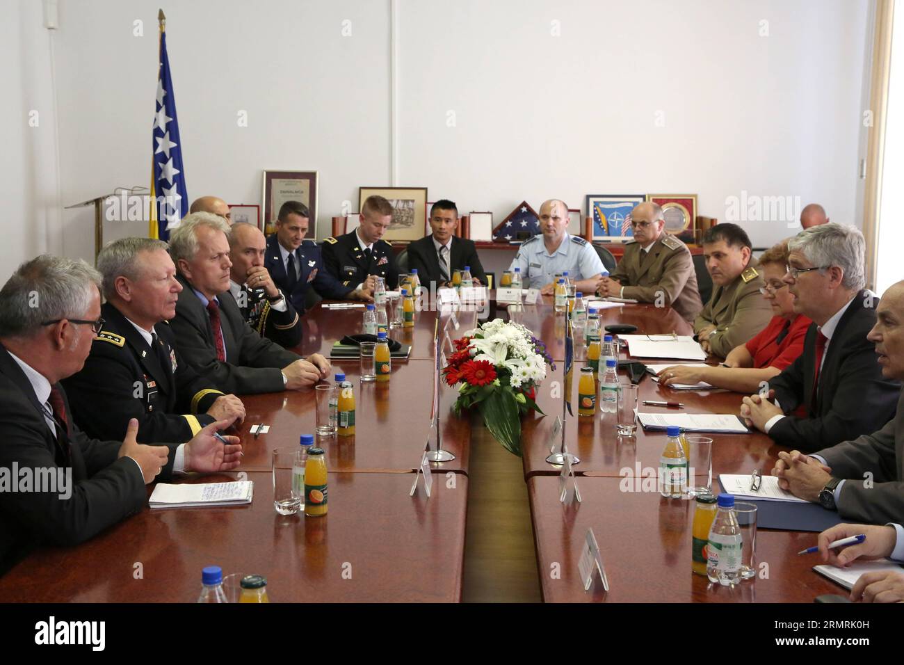 (140723) -- SARAJEVO, 23 luglio 2014 (Xinhua) -- Zekerijah Osmic (2nd R), ministro della difesa della Bosnia ed Erzegovina tiene un colloquio con il generale Frank Grass (2nd L), capo dell'Ufficio della Guardia Nazionale degli Stati Uniti a Sarajevo, Bosnia-Erzegovina, il 23 luglio 2014. (Xinhua/Haris Memija) BOSNIA-ERZEGOVINA-SARAJEVO-US-MILITARY-VISIT PUBLICATIONxNOTxINxCHN Sarajevo 23 luglio 2014 XINHUA Zekerijah Osmic 2° r Ministri della difesa della Bosnia-Erzegovina tiene un colloquio con il generale Frank Graß 2° l Capo dell'Ufficio della Guardia Nazionale degli Stati Uniti a Sarajevo Bosnia-Erzegovina SU Foto Stock