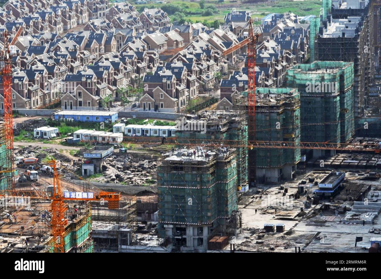 La foto scattata il 17 luglio 2014 mostra edifici residenziali in costruzione nella città di Jinhua, nella provincia di Zhejiang nella Cina orientale. Il PIL della provincia è stato di 1,798 trilioni di yuan (287,9 miliardi di dollari USA) nei primi sei mesi del 2014, in aumento del 7,2% su base annua, secondo le ultime statistiche. (Xinhua/Tan Jin) (ry) CINA-ZHEJIANG-GDP-GROWTH (CN) PUBLICATIONxNOTxINxCHN foto scattata IL 17 luglio 2014 mostra edifici residenziali in costruzione nella città di Jinhua nella provincia di Zhejiang nella Cina orientale il PIL della provincia 1 798 trilioni di Yuan 9 miliardi di dollari USA nei primi sei MESI del 2014 su 7 2 p. Foto Stock