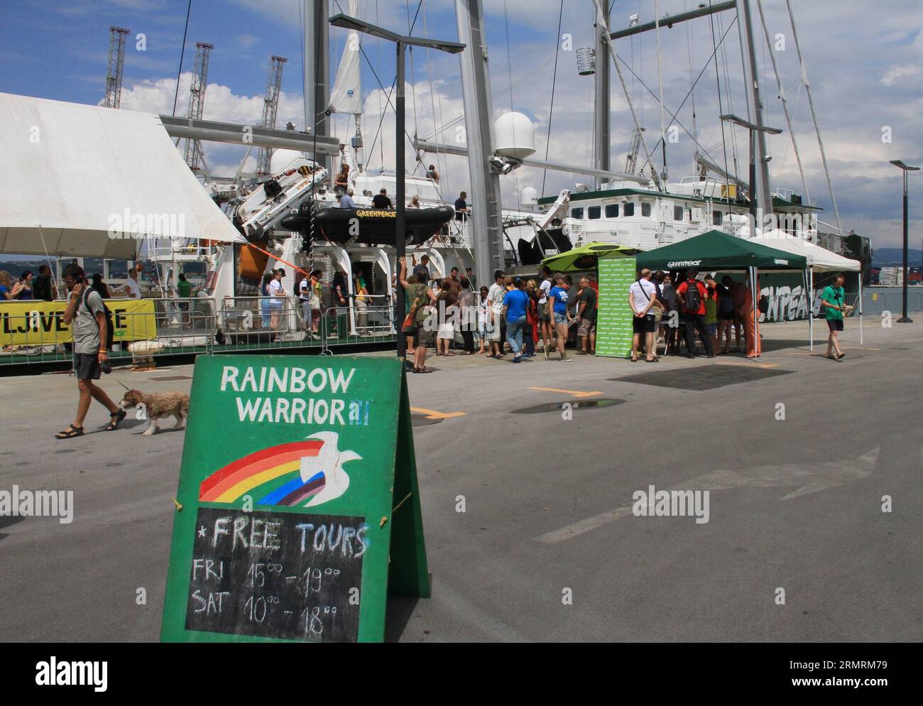 La gente aspetta di visitare la flotta di Greenpeace Rainbow Warrior III al porto di Capodistria, in Slovenia, il 25 luglio 2014. La nave sarà aperta al pubblico per due giorni a sostegno della campagna locale di Greenpeace per le fonti di energia rinnovabile il sole è libero .(Xinhua/Zhao Yi) SLOVENIA-CAPODISTRIA-ARCOBALENO GUERRIERO PUBLICATIONxNOTxINxCHN celebrità aspettano di visitare la flotta di Greenpeace Rainbow Warrior III AL porto di Capodistria Slovenia IL 25 2014 luglio la nave sarà aperta al pubblico per due giorni a sostegno della campagna locale di Greenpeace per le fonti di energia rinnovabile il Sole È libero XINHUA Zhao Yi Slovenia K. Foto Stock