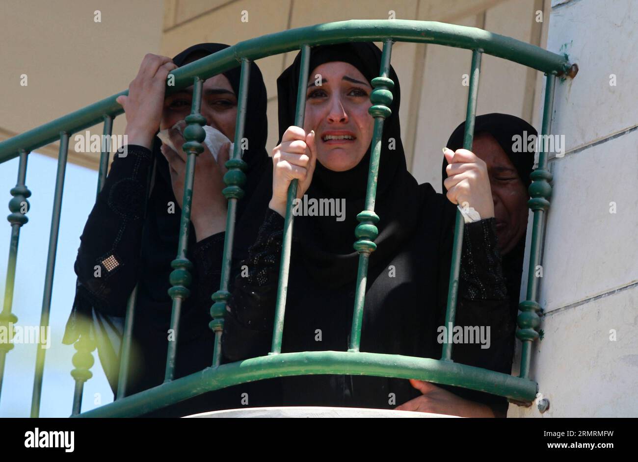 (140726) -- NABLUS, 26 luglio 2014 (Xinhua) -- parenti dei due palestinesi, Tayyeb Shehada, 21 anni, e Mohammed Odeh, 22 anni, che i medici hanno detto sono stati uccisi durante gli scontri con le truppe israeliane venerdì, piangono durante i loro funerali nella città di Hawara vicino Nablus, 26 luglio 2014. I medici hanno detto che otto palestinesi sono stati uccisi negli scontri nei pressi delle città di Nablus ed Hebron in Cisgiordania venerdì, dopo le proteste contro l'operazione militare israeliana nella Striscia di Gaza. (Xinhua/Ayman Nobani) MIDEAST-NABLUS-FUNERALE PUBLICATIONxNOTxINxCHN Nablus luglio 26 2014 XINHUA parenti dei due PALESTINESI Foto Stock