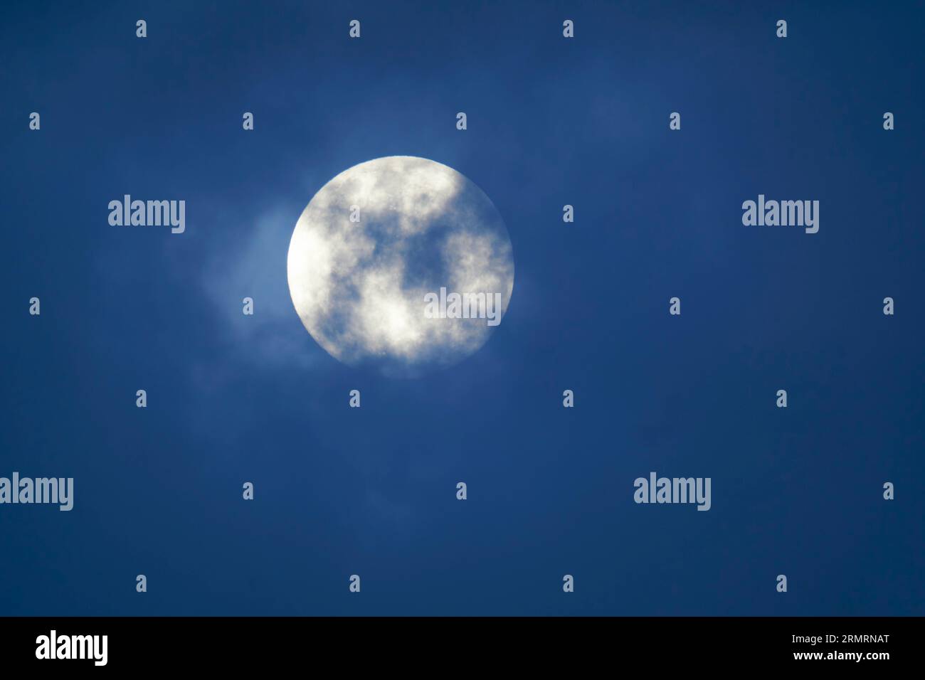 Rushworth, Victoria Australia, 30 agosto 2023, Una Luna blu e la seconda Super Luna ad apparire nei cieli nel mese di agosto. Scattato in una serata nuvolosa, per lo più oscurato dalle nuvole, per apparire brevemente quando la copertura si rompe.Credit PjHickox/Alamy Live News Foto Stock