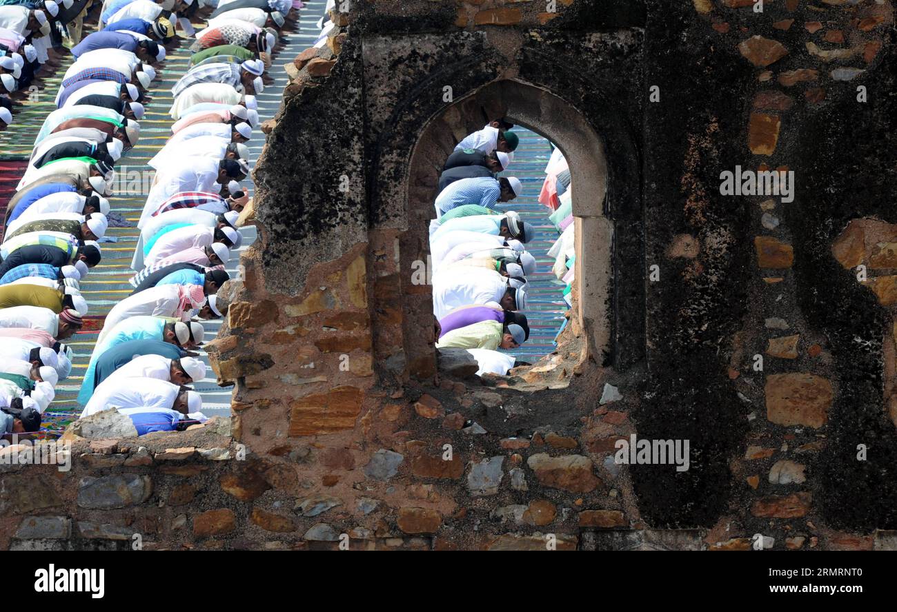 (140729) -- NUOVA DELHI, 29 luglio 2014 (Xinhua) -- i musulmani indiani prendono parte alle preghiere Eid al-Fitr nelle rovine della moschea Feroz Shah Kotla a nuova Delhi, India, 29 luglio 2014. Milioni di musulmani in tutto il mondo stanno celebrando la festa di Eid al-Fitr, che segna la fine del digiuno di un mese del Ramadan. (Xinhua/Partha Sarkar) INDIA-NUOVA DELHI-EID AL-FITR PUBLICATIONxNOTxINxCHN nuova Delhi luglio 29 2014 i musulmani indiani XINHUA prendono parte alle preghiere giurate al Fitr nelle rovine della Moschea Feroz Shah a nuova Delhi India luglio 29 2014 milioni di musulmani in tutto il mondo celebrano il giuramento al Foto Stock