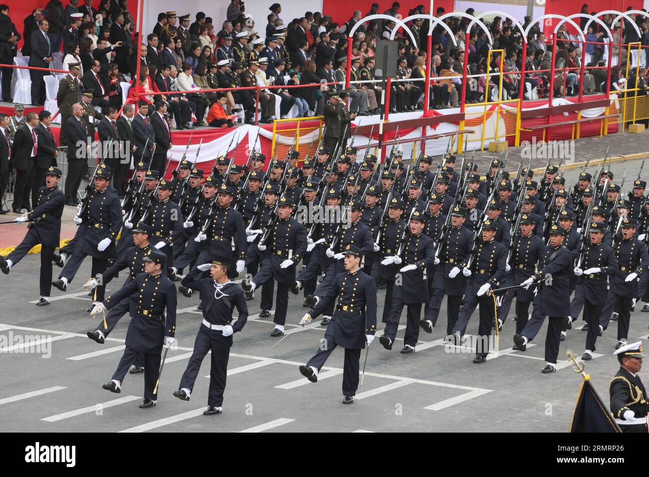 LIMA, 29 luglio 2014 / i soldati delle forze armate del Perù partecipano alla parata militare come parte delle attività di celebrazione del giorno dell'indipendenza del Perù sul viale del Brasile nella città di Lima, capitale del Perù, il 29 luglio 2014. (Xinhua/Luis Camacho)(zhf) PERÙ-LIMA-GIORNATA DELL'INDIPENDENZA MILITARE PUBLICATIONxNOTxINxCHN Lima luglio 29 2014 i soldati delle forze armate peruviane partecipano alla parata militare nell'ambito delle attività di celebrazione della giornata dell'indipendenza del Perù SUL viale del Brasile nella città di Lima capitale del Perù IL 29 2014 luglio XINHUA Luis Camacho Perù Lima Military Independence Day PUBLI Foto Stock