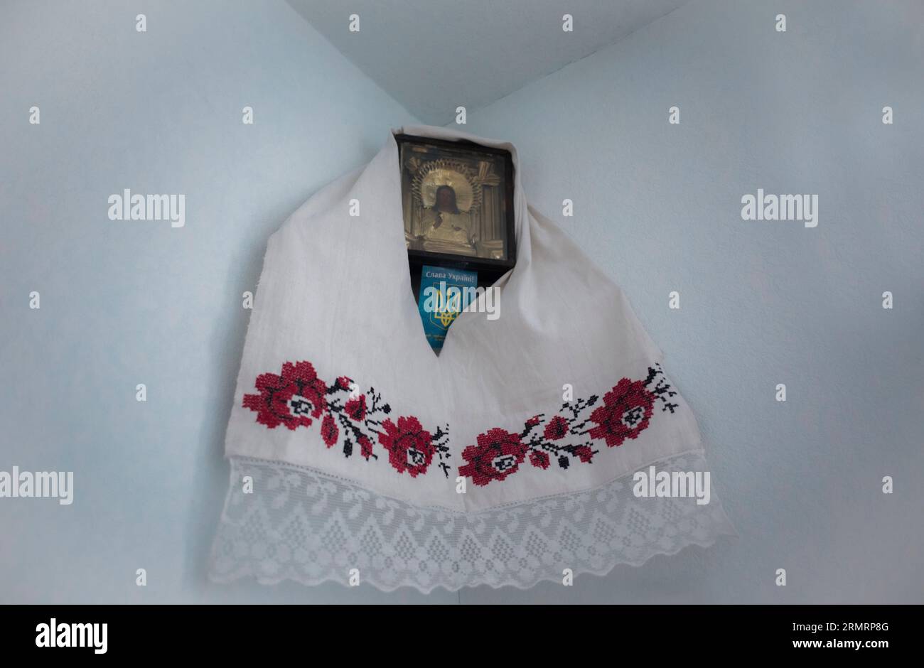 Tradizionale angolo sacro nelle case ucraine - icona ortodossa, tridente e asciugamano di lino fatto a mano, ricamato da fili rossi e neri Foto Stock