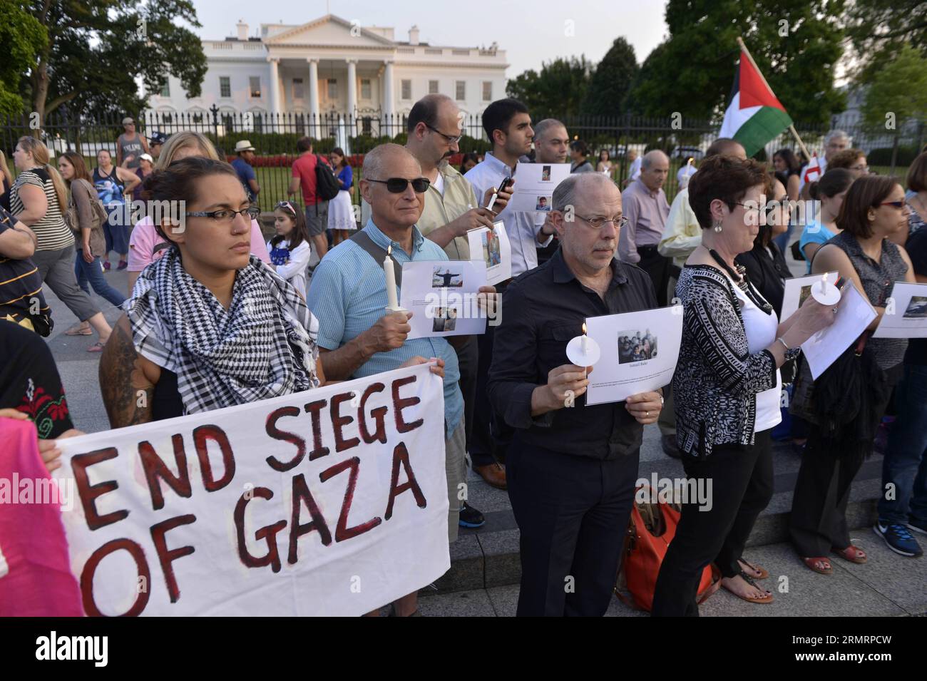 WASHINGTON D.C., 30 luglio 2014 -- la gente partecipa a una veglia a lume di candela per i palestinesi che hanno perso la vita nelle attuali operazioni militari israeliane a Gaza di fronte alla Casa Bianca a Washington D.C., negli Stati Uniti, 30 luglio 2014. U.S.-WASHINGTON-GAZA-VIGIL yinxbogu PUBLICATIONxNOTxINxCHN Washington D C luglio 30 2014 celebrità partecipano a una Veglia a candela per I PALESTINESI che hanno perso la vita nelle attuali operazioni militari israeliane a Gaza davanti alla Casa Bianca a Washington D C gli Stati Uniti luglio 30 2014 U S Washington Gaza Vigil YinxBogu PUBLICATIONxNOTxINxCHN Foto Stock