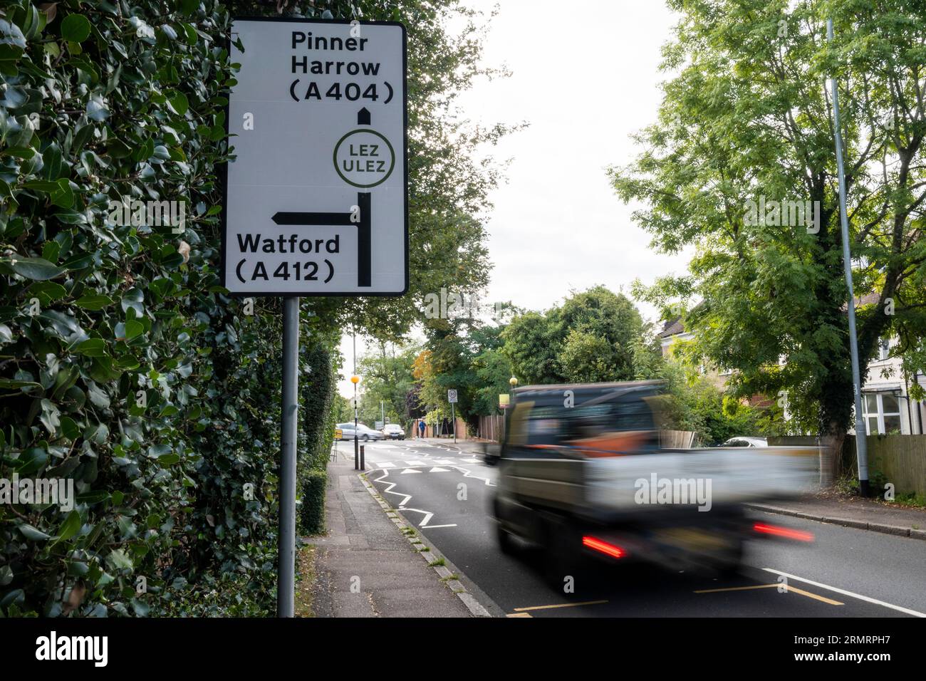 Londra, Regno Unito. 30 agosto 2023. Segnaletica per la Ultra Low Emission zone (ULEZ) a Northwood, nord-ovest di Londra, dopo che la zona è stata ampliata per includere i quartieri esterni di Londra il 29 agosto per coprire tutta la grande Londra. I critici dello schema sostengono che il costo della tassa giornaliera di £ 12,50 che colpisce un gran numero di veicoli non conformi nella periferia di Londra avrà un impatto sui posti di lavoro e le sovvenzioni offerte per aiutare a sostituire tali veicoli non sono sufficienti, soprattutto se il costo della crisi vivente continua. Crediti: Stephen Chung / Alamy Live News Foto Stock