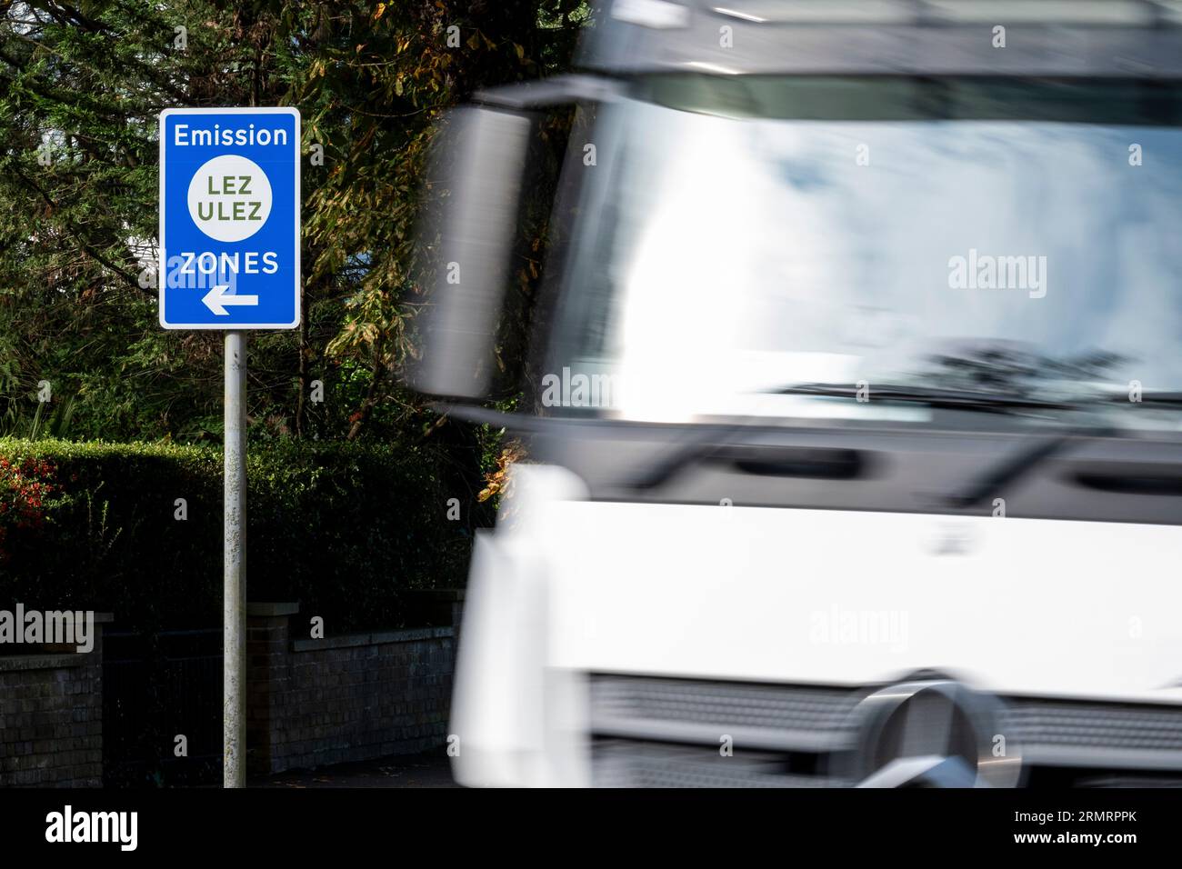 Londra, Regno Unito. 30 agosto 2023. Segnaletica per la Ultra Low Emission zone (ULEZ) a Northwood, nord-ovest di Londra, dopo che la zona è stata ampliata per includere i quartieri esterni di Londra il 29 agosto per coprire tutta la grande Londra. I critici dello schema sostengono che il costo della tassa giornaliera di £ 12,50 che colpisce un gran numero di veicoli non conformi nella periferia di Londra avrà un impatto sui posti di lavoro e le sovvenzioni offerte per aiutare a sostituire tali veicoli non sono sufficienti, soprattutto se il costo della crisi vivente continua. Crediti: Stephen Chung / Alamy Live News Foto Stock