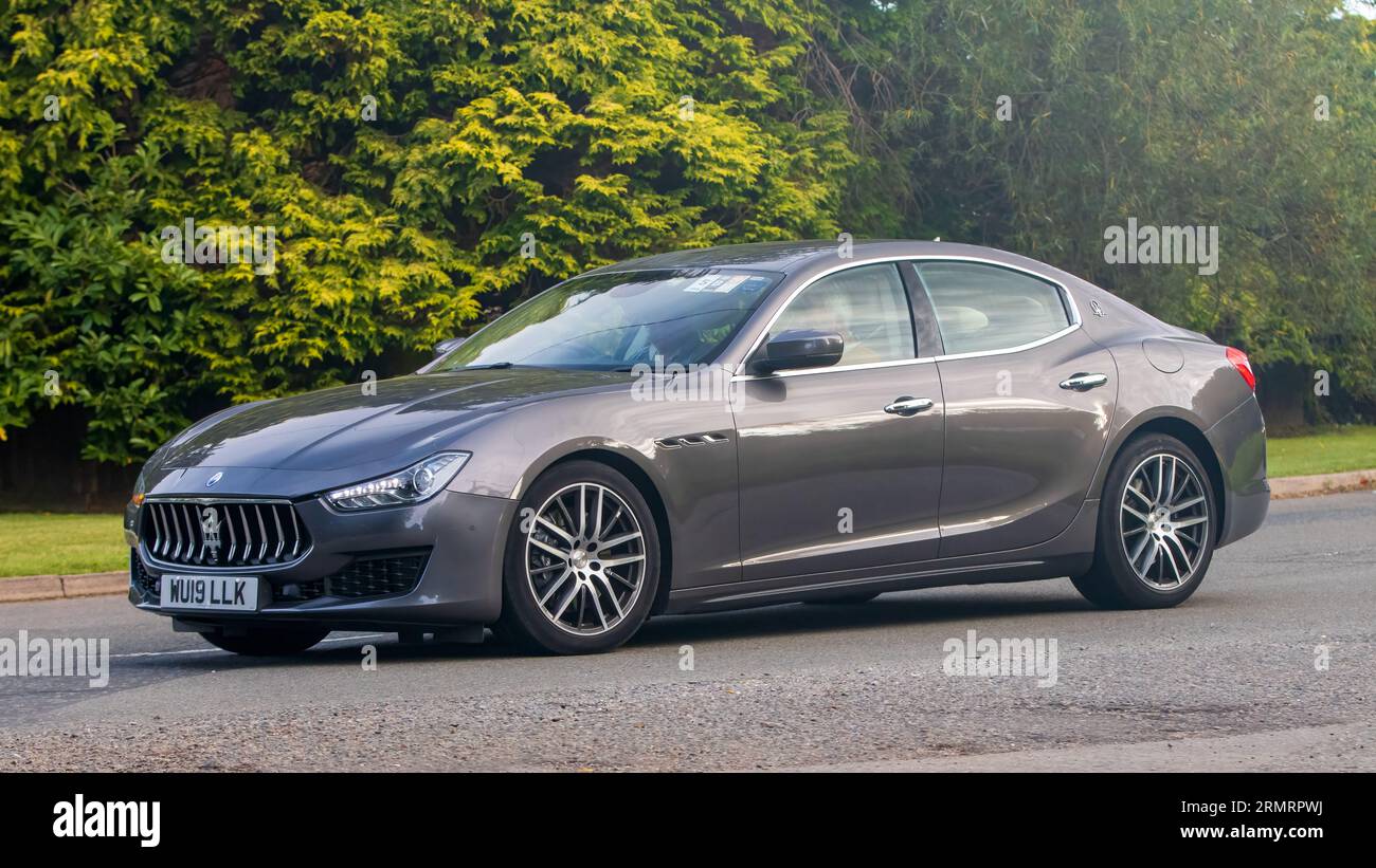 Whittlebury, Northants, Regno Unito - 27 agosto 2023: 2019 auto Maserati Ghibli che viaggia su una strada di campagna inglese Foto Stock