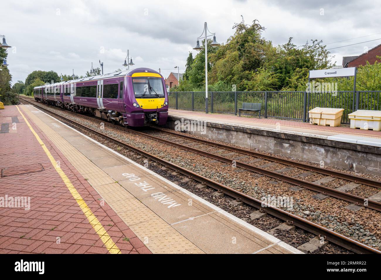 East Midlands Railway tipo regionale British Rail Class 170 TurboStar treno passeggeri a più unità diesel presso la stazione ferroviaria di Creswell. Foto Stock