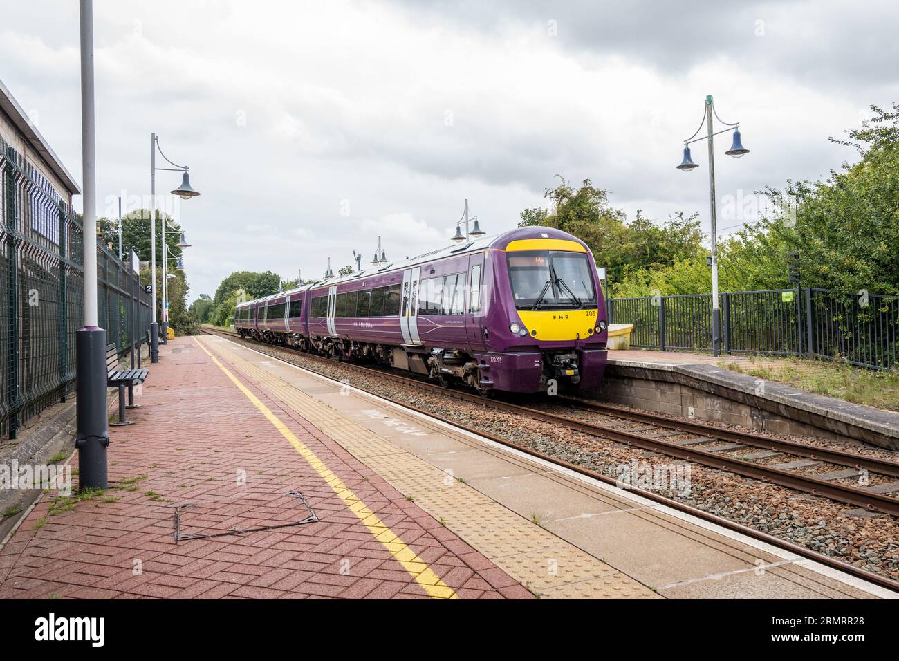 East Midlands Railway tipo regionale British Rail Class 170 TurboStar treno passeggeri a più unità diesel presso la stazione ferroviaria di Creswell. Foto Stock