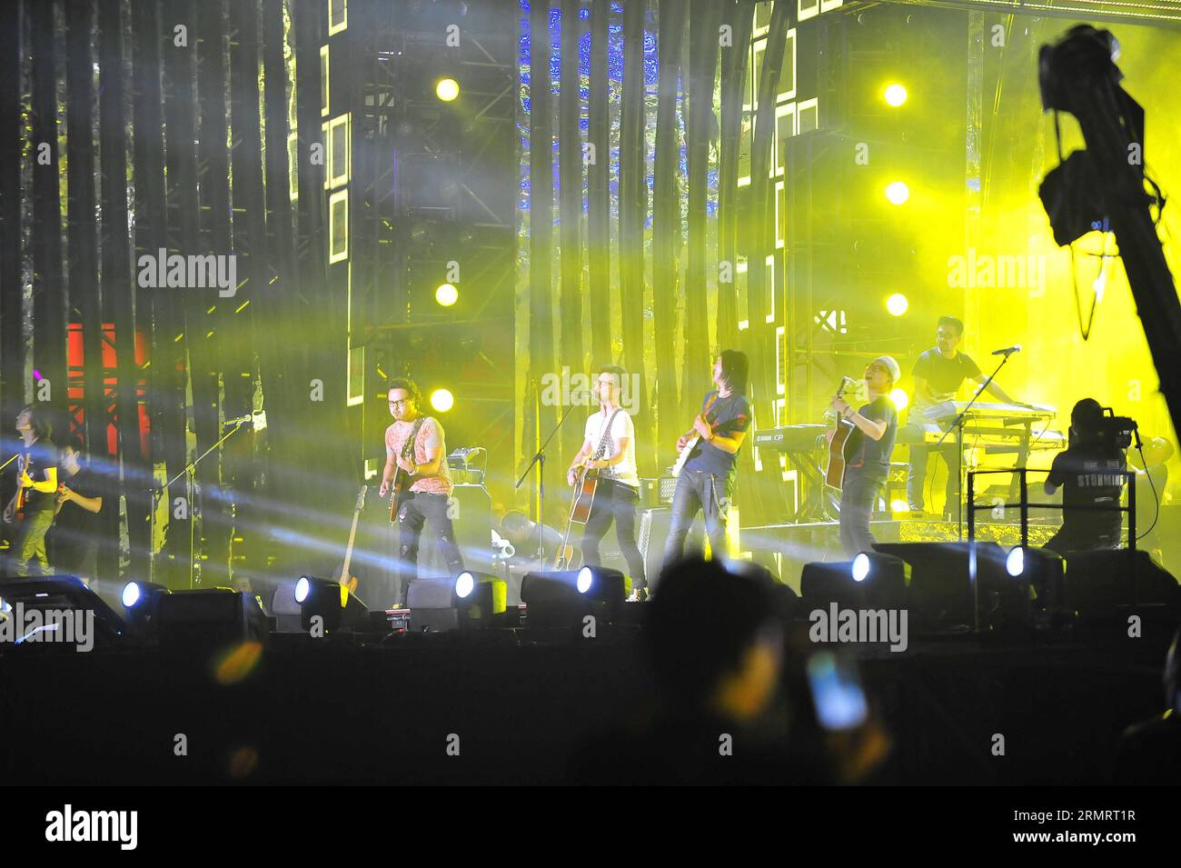 Il cantante Wang Feng (4th L) e la sua band si esibiscono al suo concerto solista a Pechino, capitale della Cina, 2 agosto 2014. ) (lfj) CHINA-BEIJING-WANG FENG-SOLO CONCERT (CN) XiaoxXiao PUBLICATIONxNOTxINxCHN Singer Wang Feng 4th l e His Tie Perform AL suo solo Concert a Pechino capitale della Cina 2 agosto 2014 China Beijing Wang Feng solo Concert CN PUBLICATIONxNOTxINxCHN Foto Stock