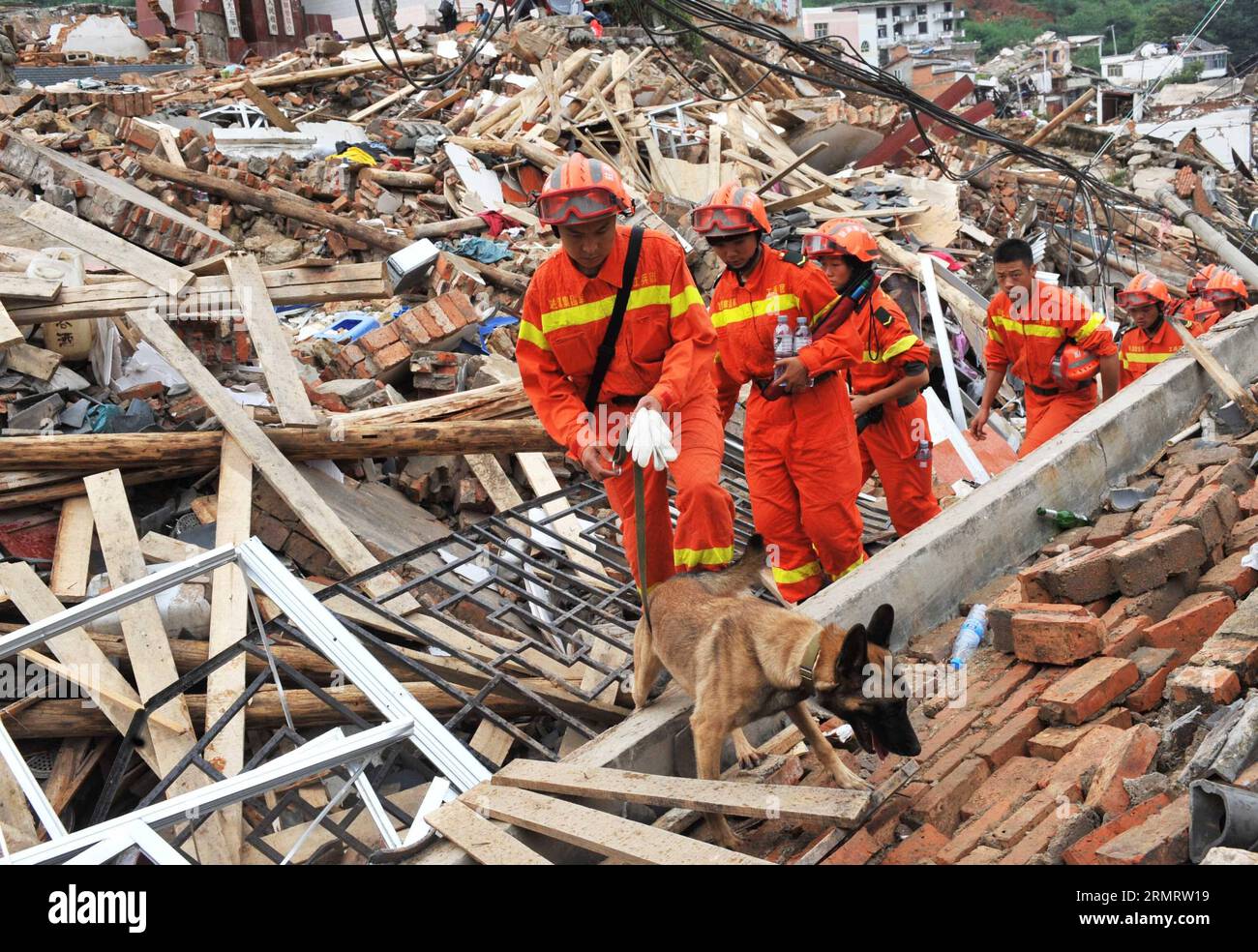 I soccorritori cercano sopravvissuti tra le rovine dopo un terremoto di magnitudo 6,5 colpì Longtoushan Town sotto Ludian County di Zhaotong, nella provincia dello Yunnan della Cina sud-occidentale, 4 agosto 2014. Longtoushan Town è l'epicentro del terremoto, che ha colpito alle 16:30 domenica (ora di Pechino) con una profondità di 12 km Alle 14:00 di lunedì, il terremoto ha ucciso 398 persone e ne ha feriti 1.801, colpendo più di un milione di altre a Zhaotong e Qujing. ) (lmm) CHINA-YUNNAN-LUDIAN-EARTHQUAKE-EPICENTER-RESCUE (CN) ChenxHaining PUBLICATIONxNOTxINxCHN Rescue Search for Survivors Among Ruins dopo una magnitudine di 6 5 Foto Stock