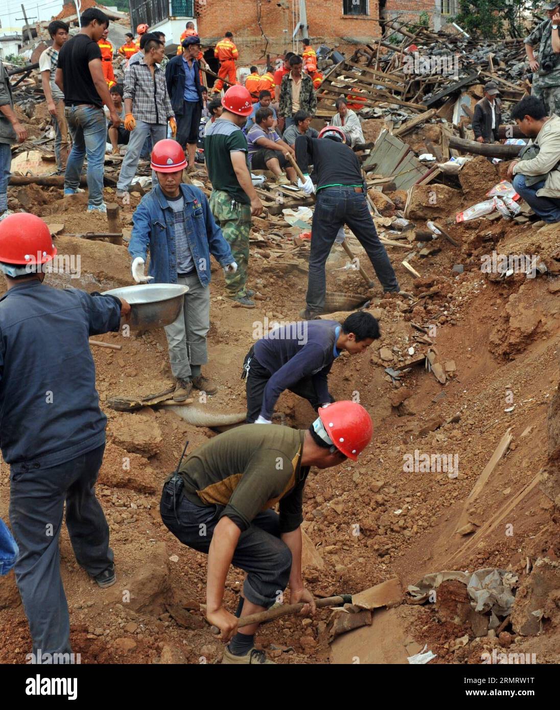 I soccorritori e i cittadini cercano i sopravvissuti tra le rovine dopo un terremoto di magnitudo 6,5 ha colpito Longtoushan Town sotto Ludian County di Zhaotong, nella provincia dello Yunnan della Cina sud-occidentale, 4 agosto 2014. Longtoushan Town è l'epicentro del terremoto, che ha colpito alle 16:30 domenica (ora di Pechino) con una profondità di 12 km Alle 14:00 di lunedì, il terremoto ha ucciso 398 persone e ne ha feriti 1.801, colpendo più di un milione di altre a Zhaotong e Qujing. ) (lmm) CHINA-YUNNAN-LUDIAN-EARTHQUAKE-EPICENTER-RESCUE (CN) ChenxHaining PUBLICATIONxNOTxINxCHN Rescue and Citizens Search for Survivors Among Ru Foto Stock